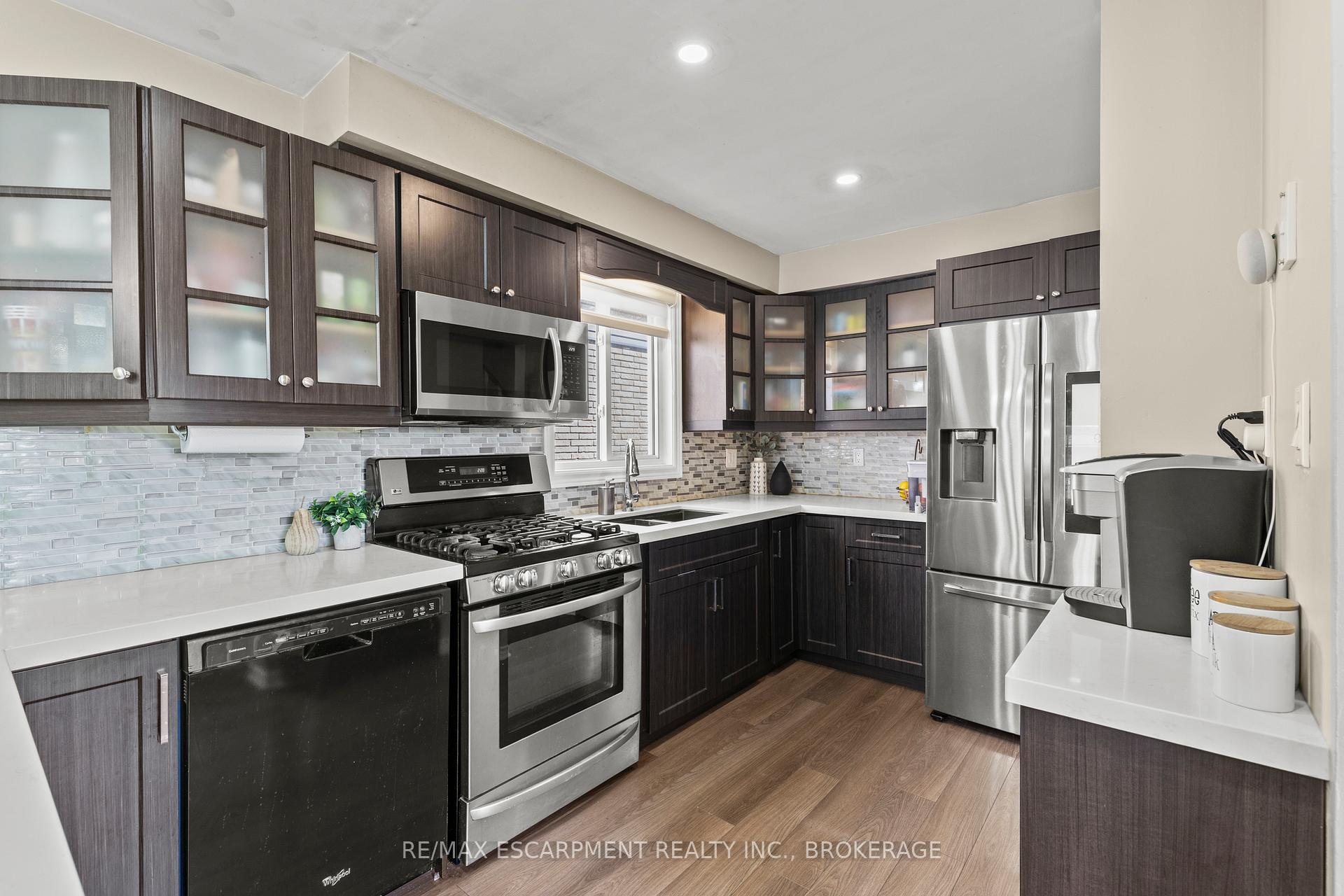 Photo 10 of 64 Athenia Drive, Hamilton, Stoney Creek Mountain — HOMEH