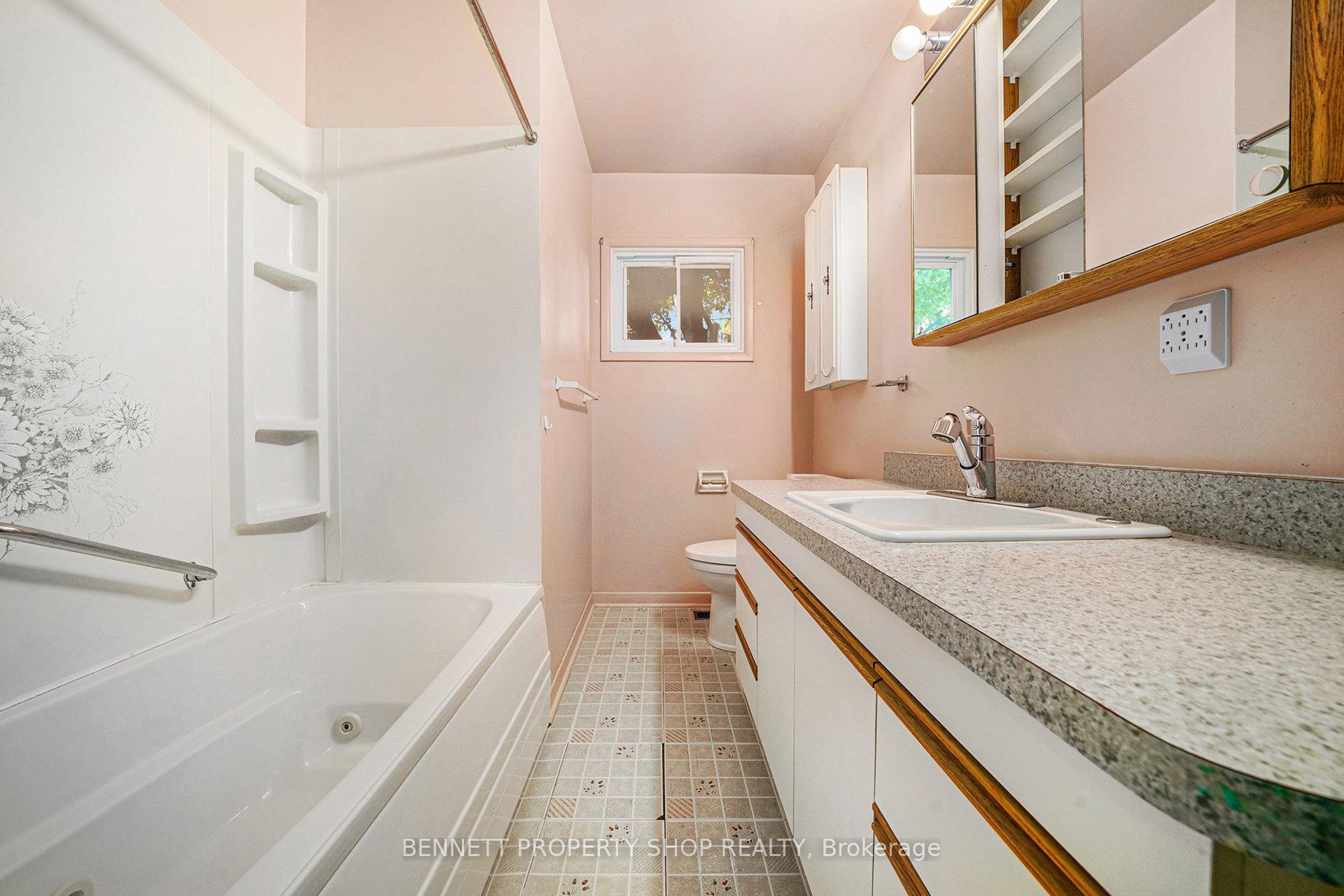 Photo 9 of 118 Abbeyhill Drive, Ottawa, Kanata - Glencairn/Hazeldean — HOMEH