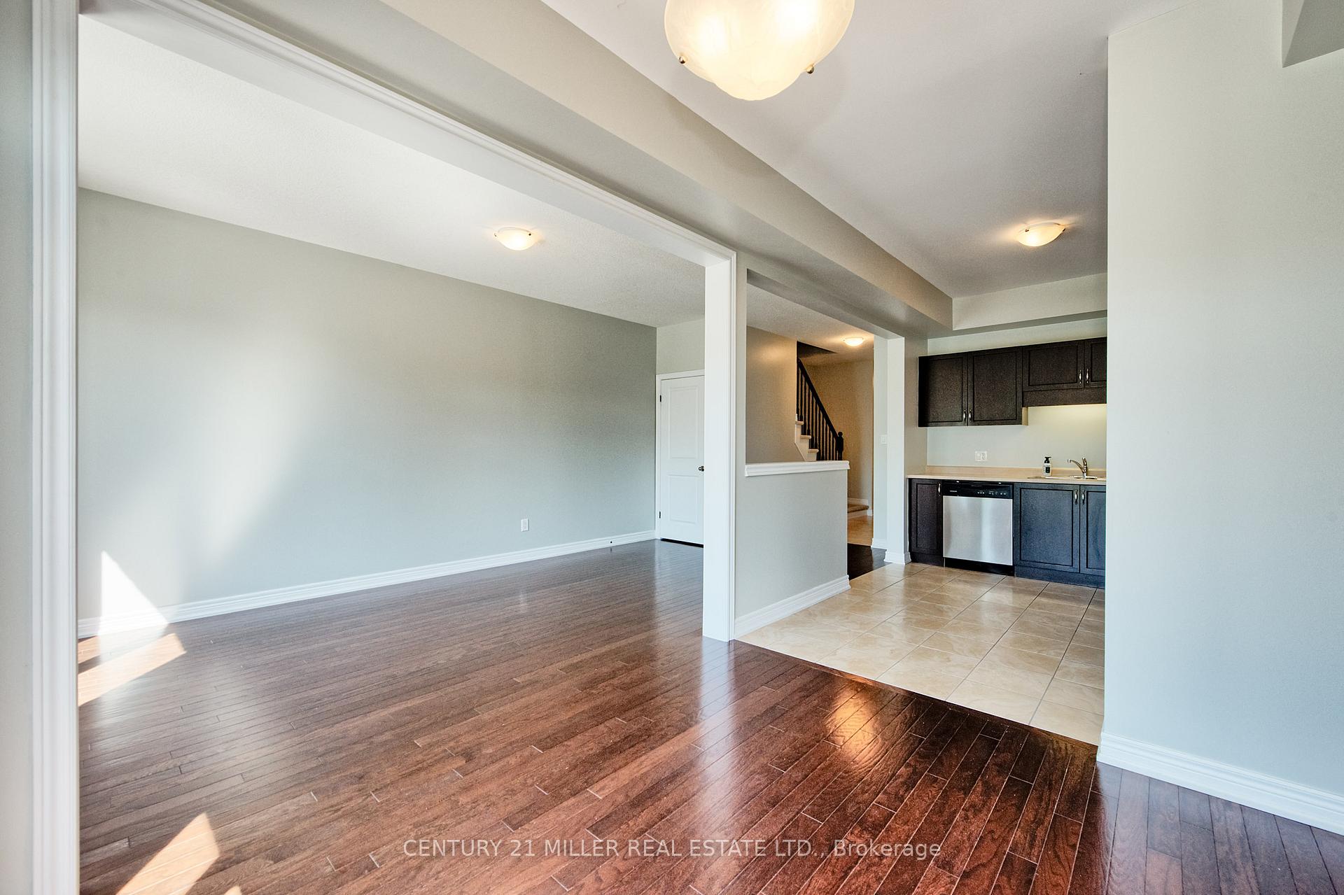 Photo 3 of Unit 5, 45 Seabreeze Crescent, Hamilton, Stoney Creek — HOMEH