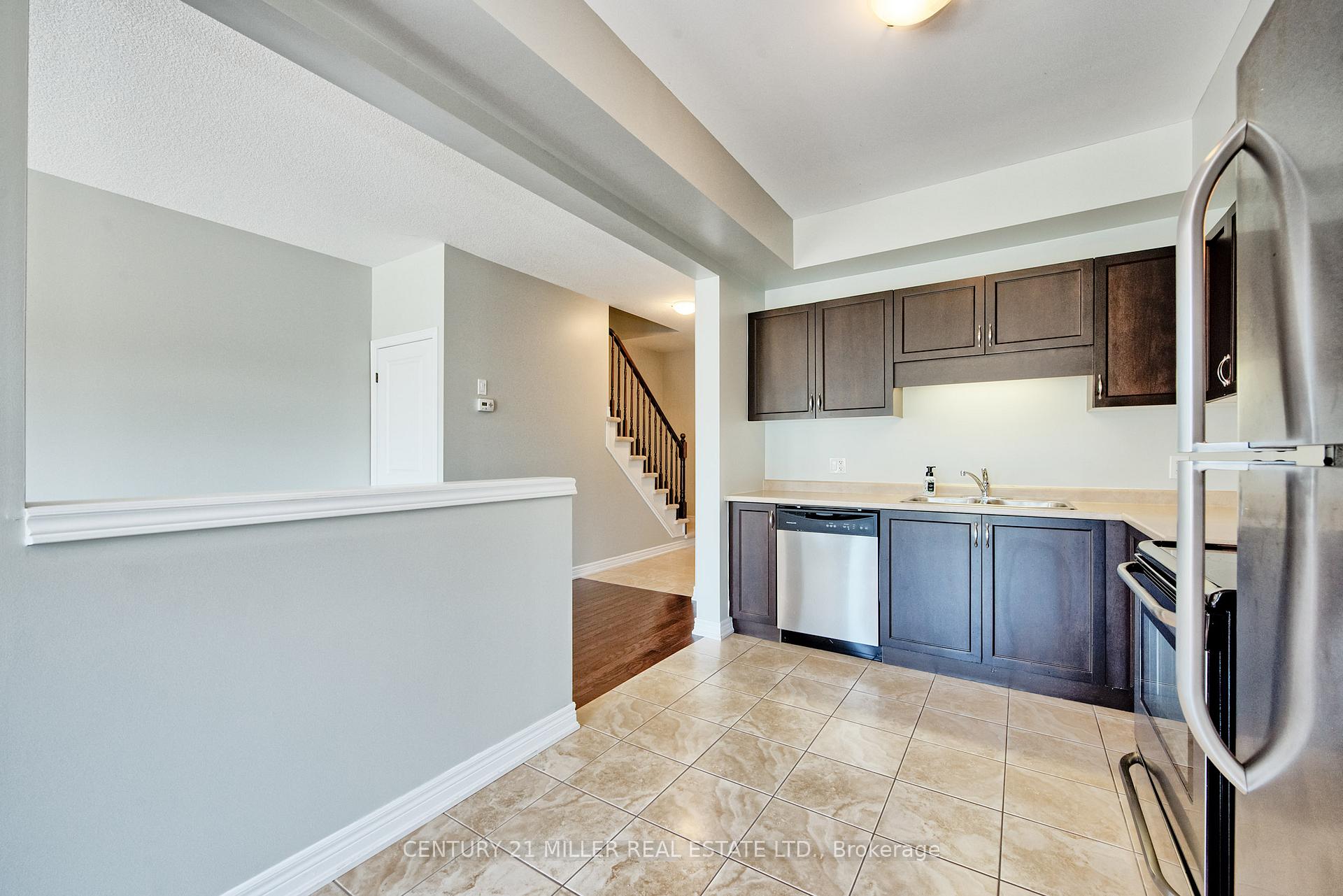 Photo 5 of Unit 5, 45 Seabreeze Crescent, Hamilton, Stoney Creek — HOMEH