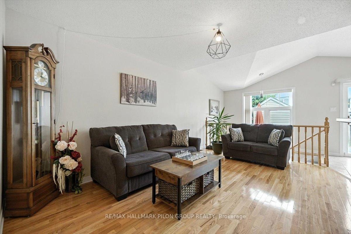 Photo 5 of 27 Saddlesmith Circle, Ottawa, Kanata - Emerald Meadows/Trailwest — HOMEH