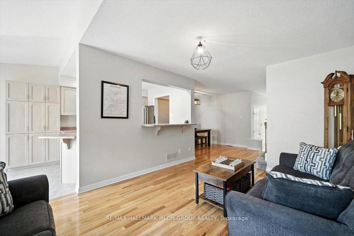 Photo 7 of 27 Saddlesmith Circle, Ottawa, Kanata - Emerald Meadows/Trailwest — HOMEH