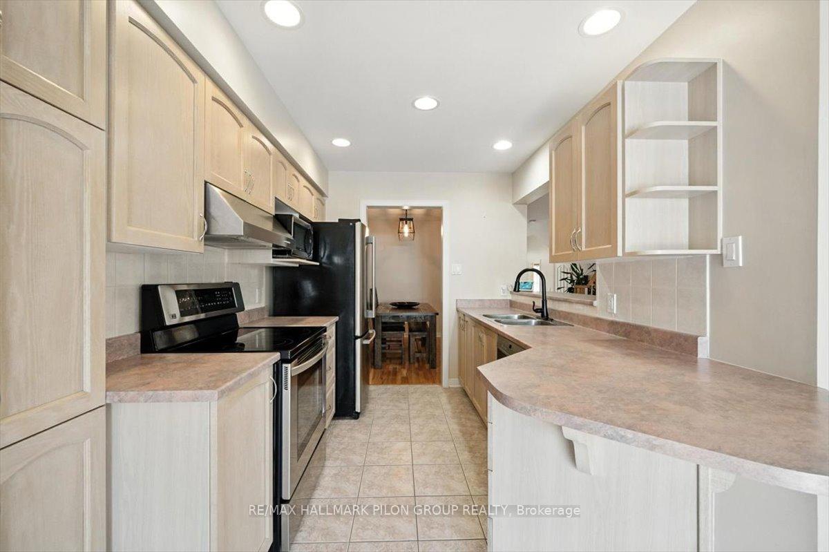 Photo 8 of 27 Saddlesmith Circle, Ottawa, Kanata - Emerald Meadows/Trailwest — HOMEH
