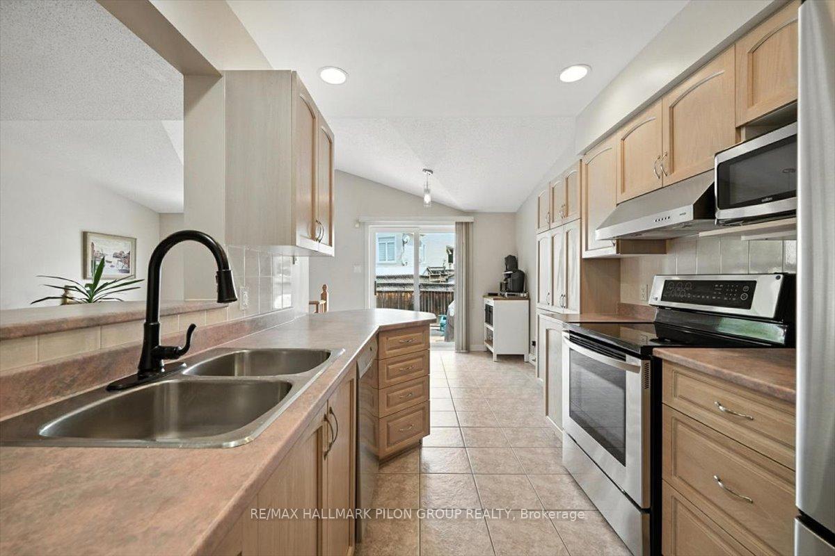 Photo 10 of 27 Saddlesmith Circle, Ottawa, Kanata - Emerald Meadows/Trailwest — HOMEH