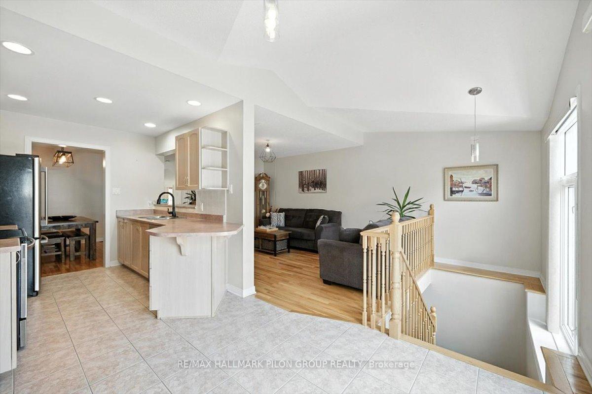 Photo 11 of 27 Saddlesmith Circle, Ottawa, Kanata - Emerald Meadows/Trailwest — HOMEH