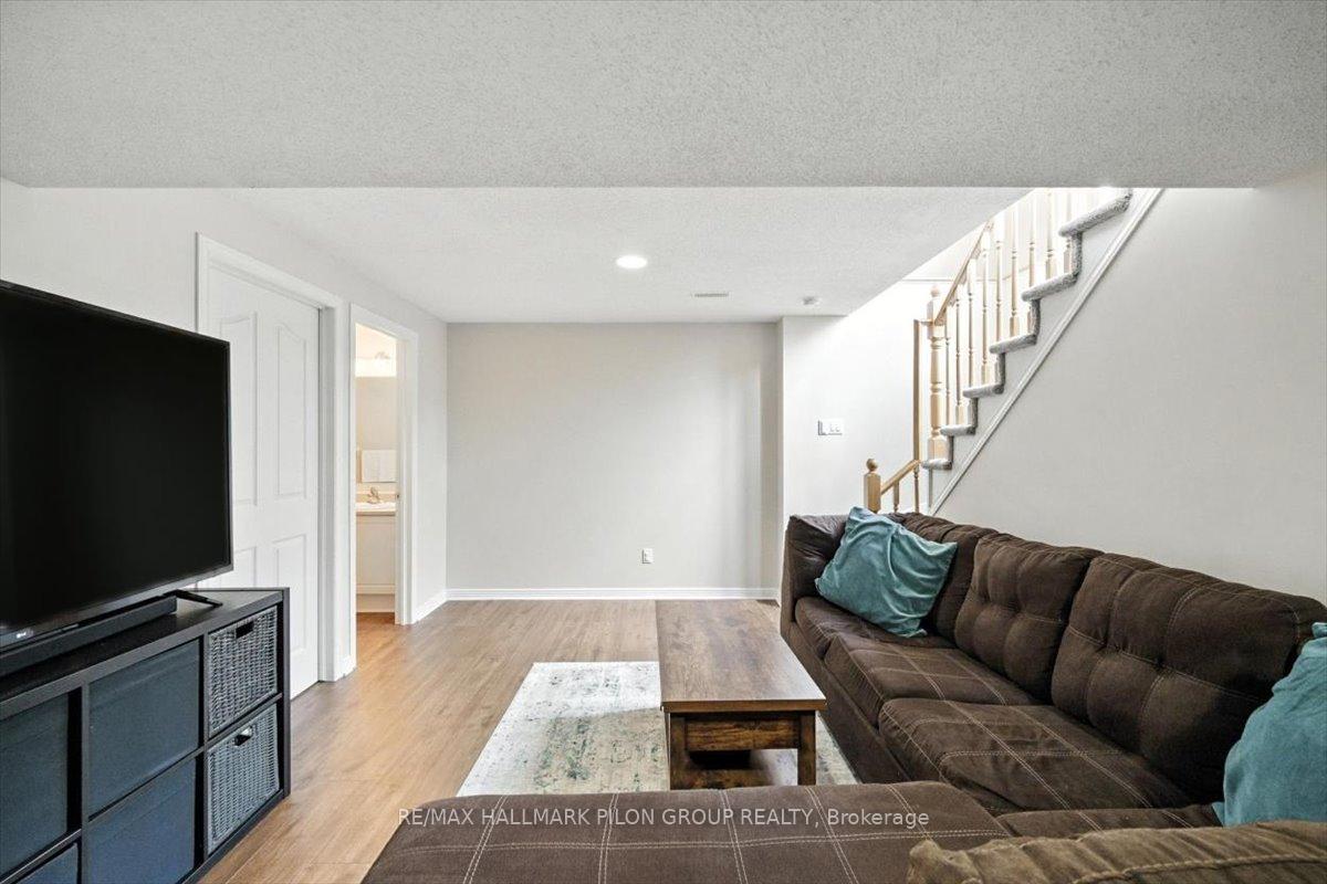 Photo 22 of 27 Saddlesmith Circle, Ottawa, Kanata - Emerald Meadows/Trailwest — HOMEH