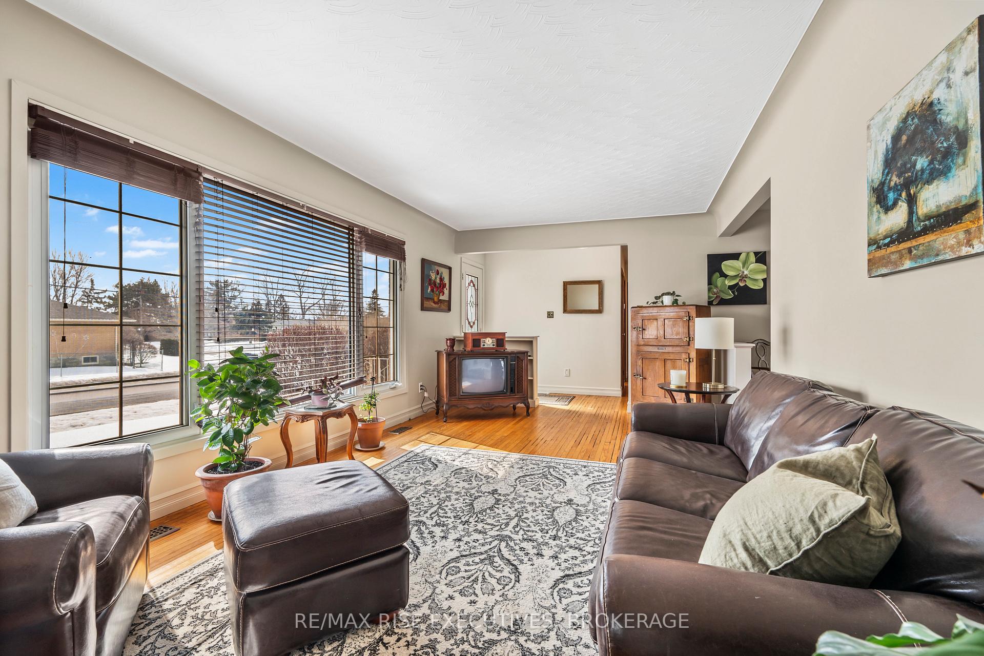 Photo 5 of 50 Briscoe Street, Loyalist, Amherstview — HOMEH