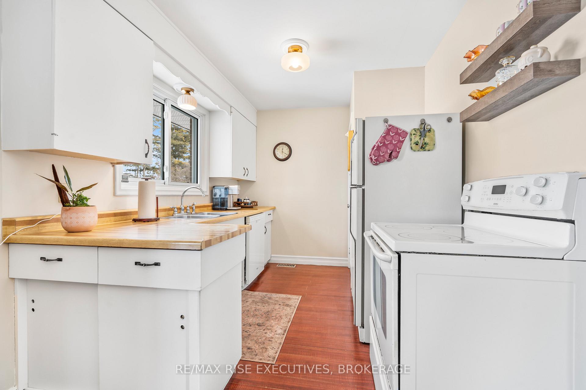 Photo 10 of 50 Briscoe Street, Loyalist, Amherstview — HOMEH
