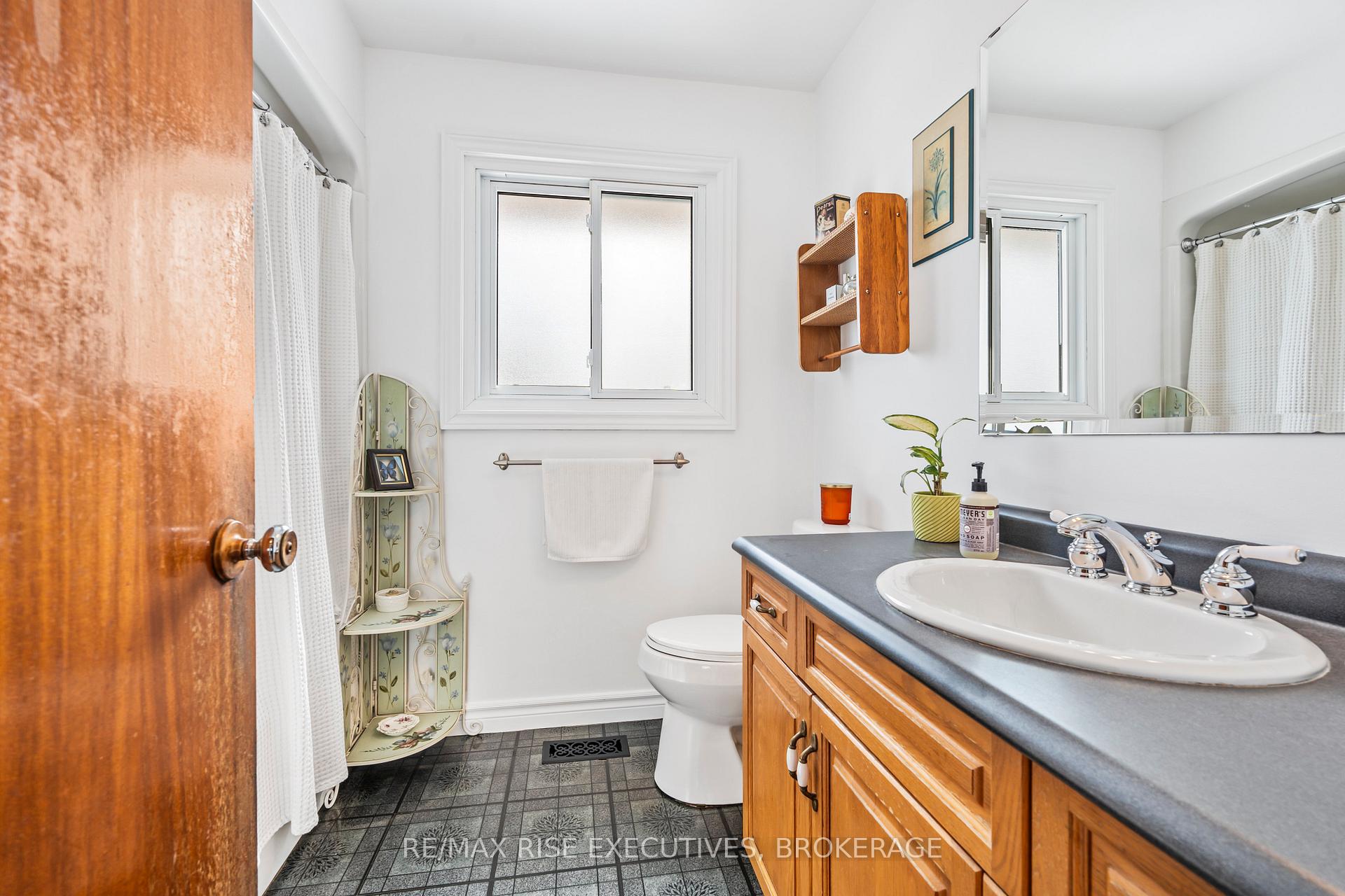 Photo 14 of 50 Briscoe Street, Loyalist, Amherstview — HOMEH