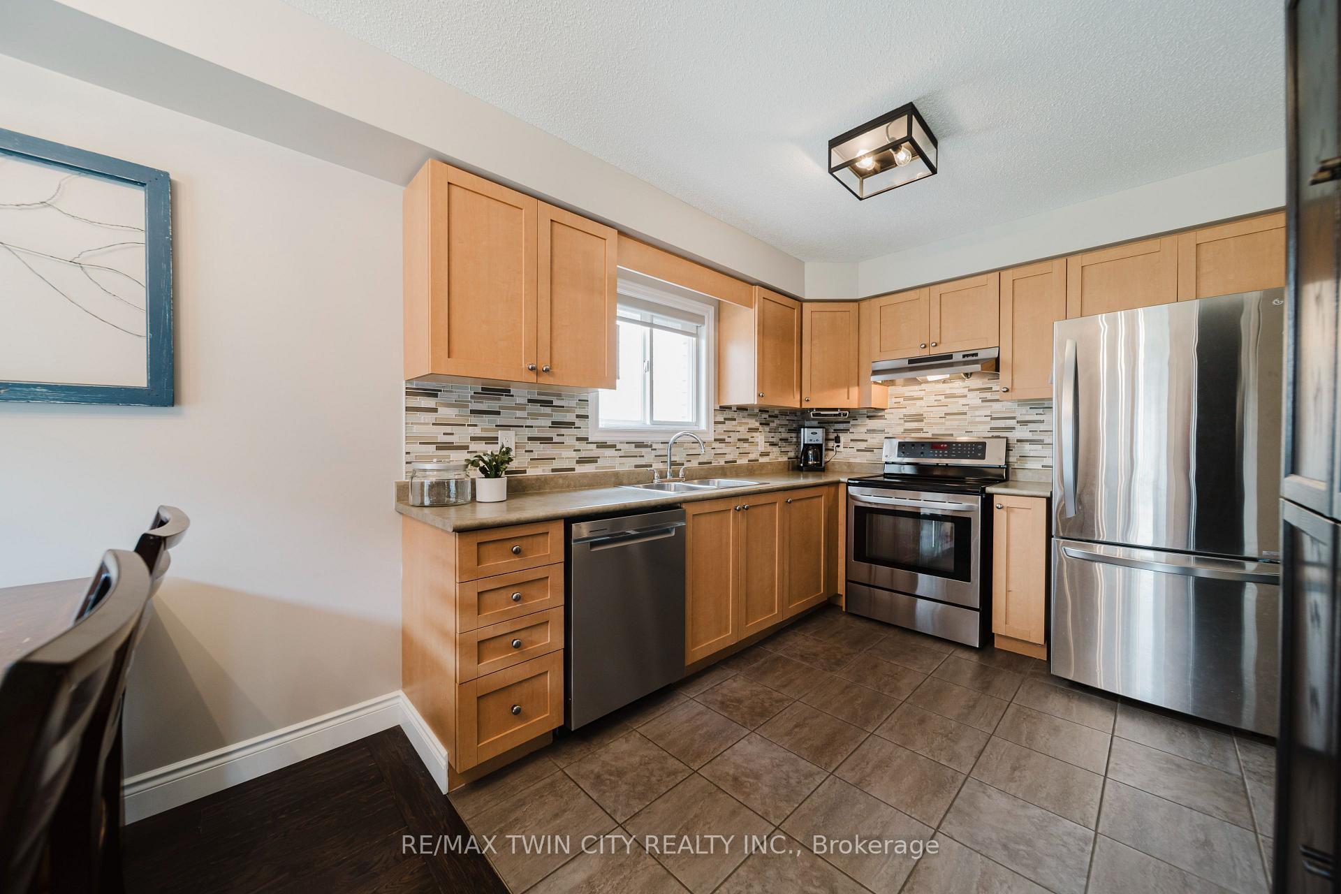 Photo 15 of 55 Isabella Street, Kitchener — HOMEH