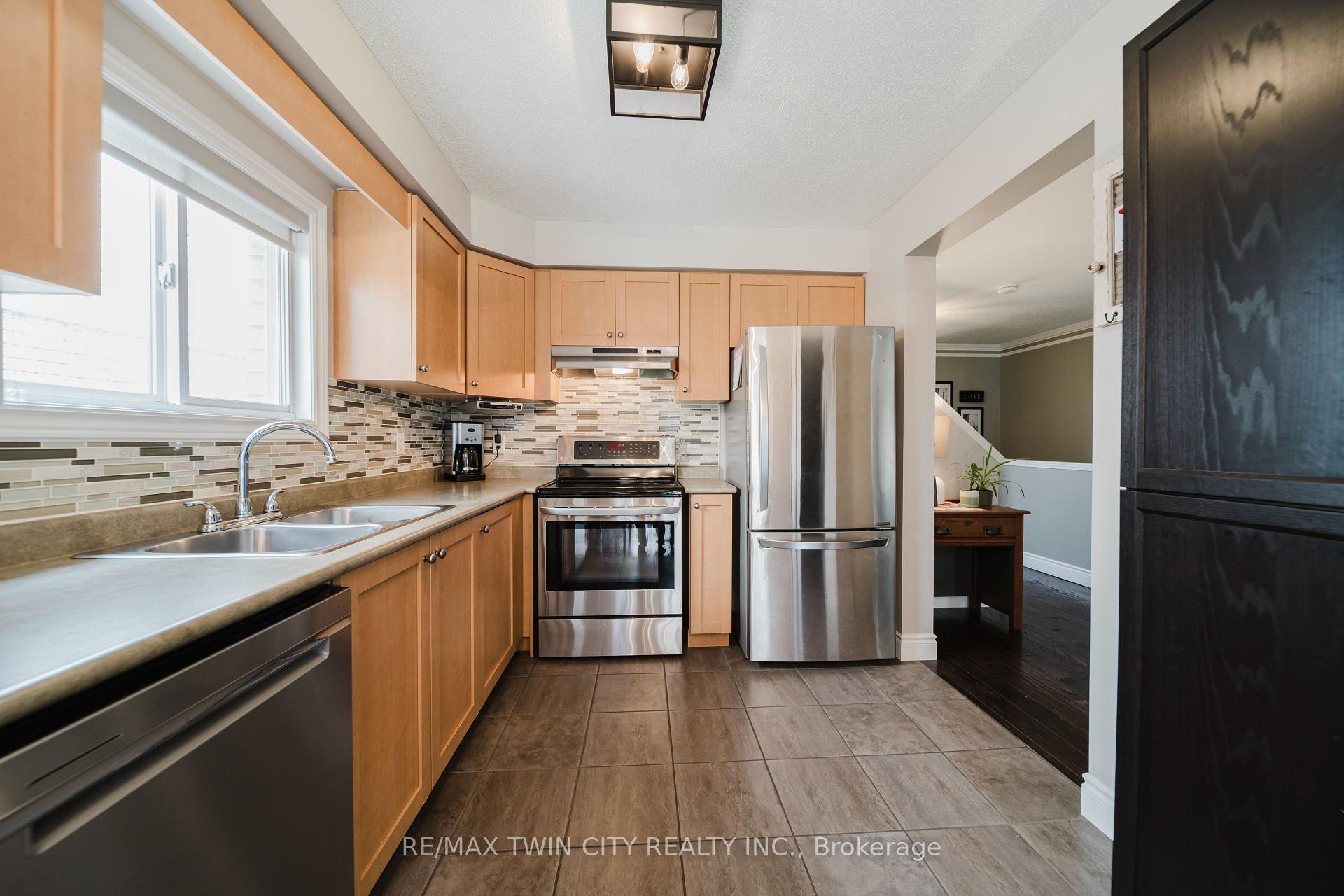 Photo 16 of 55 Isabella Street, Kitchener — HOMEH