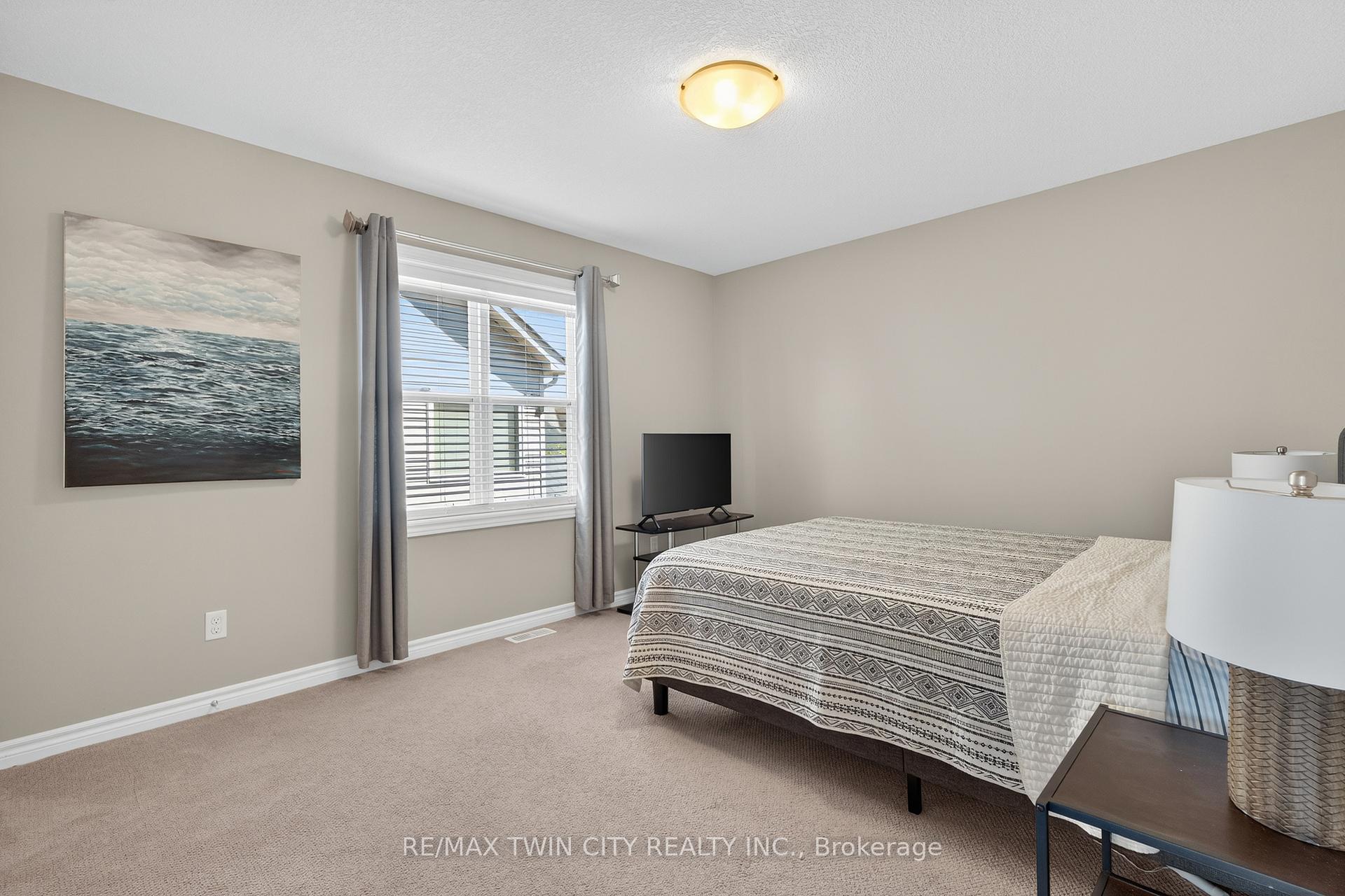 Photo 33 of 52 Tremaine Drive, Kitchener — HOMEH