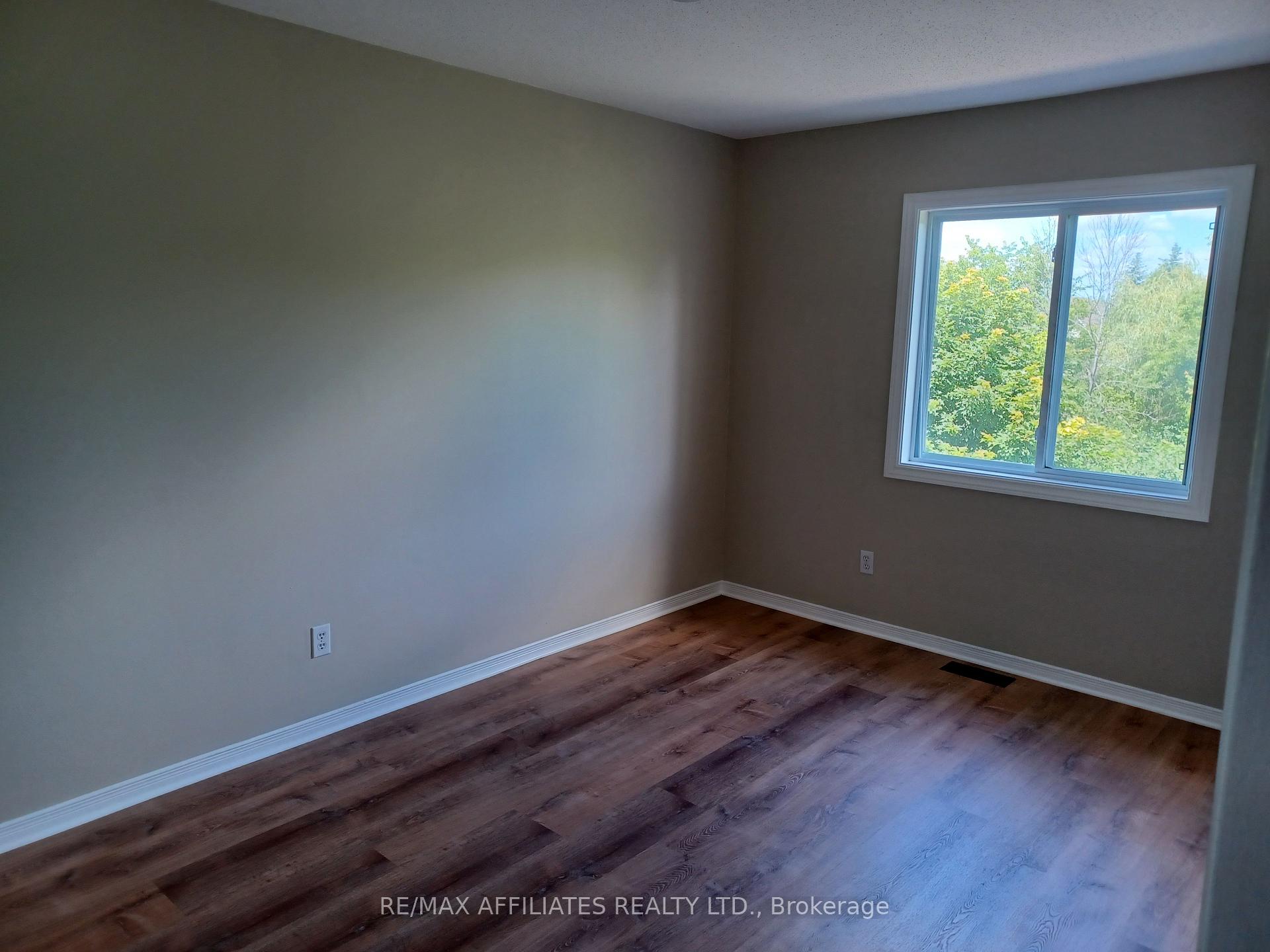 Photo 3 of 37 Banchory Crescent, Ottawa, Kanata - Morgan's Grant/South March — HOMEH