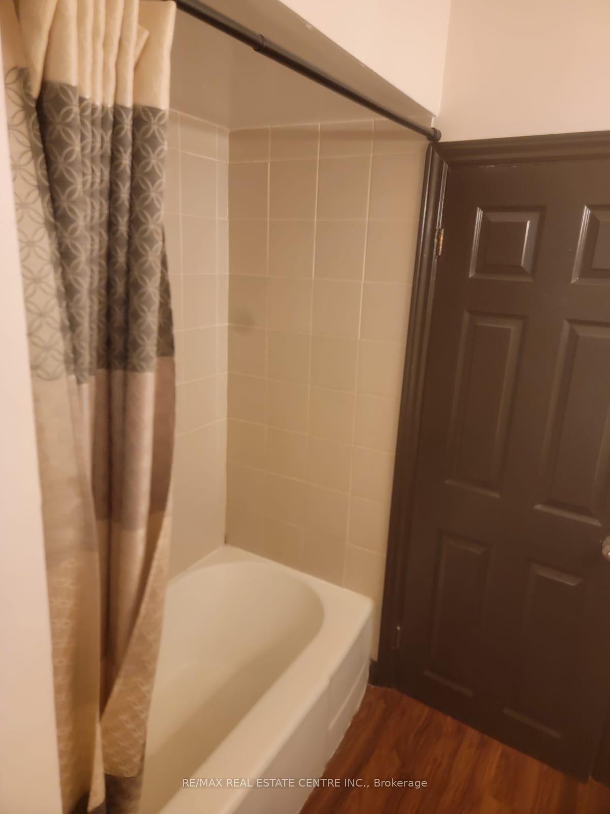 Photo 13 of 38 Hatton Drive, Hamilton, Ancaster — HOMEH
