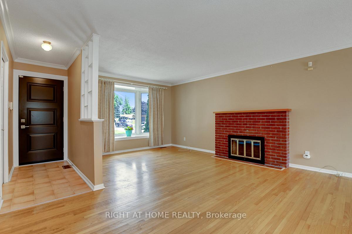 Photo 6 of 18 Courtney Road, Ottawa, Kanata - Glencairn/Hazeldean — HOMEH