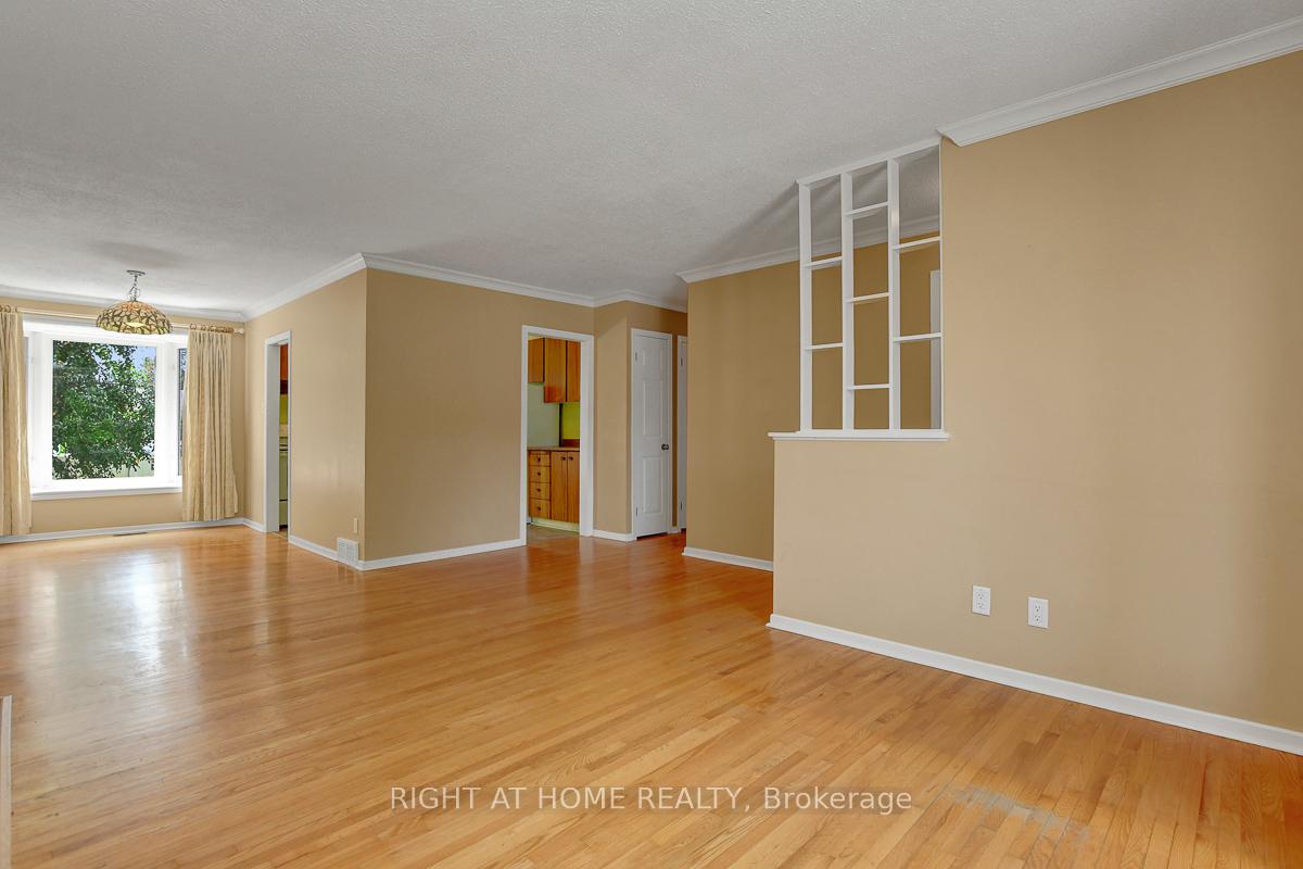 Photo 8 of 18 Courtney Road, Ottawa, Kanata - Glencairn/Hazeldean — HOMEH