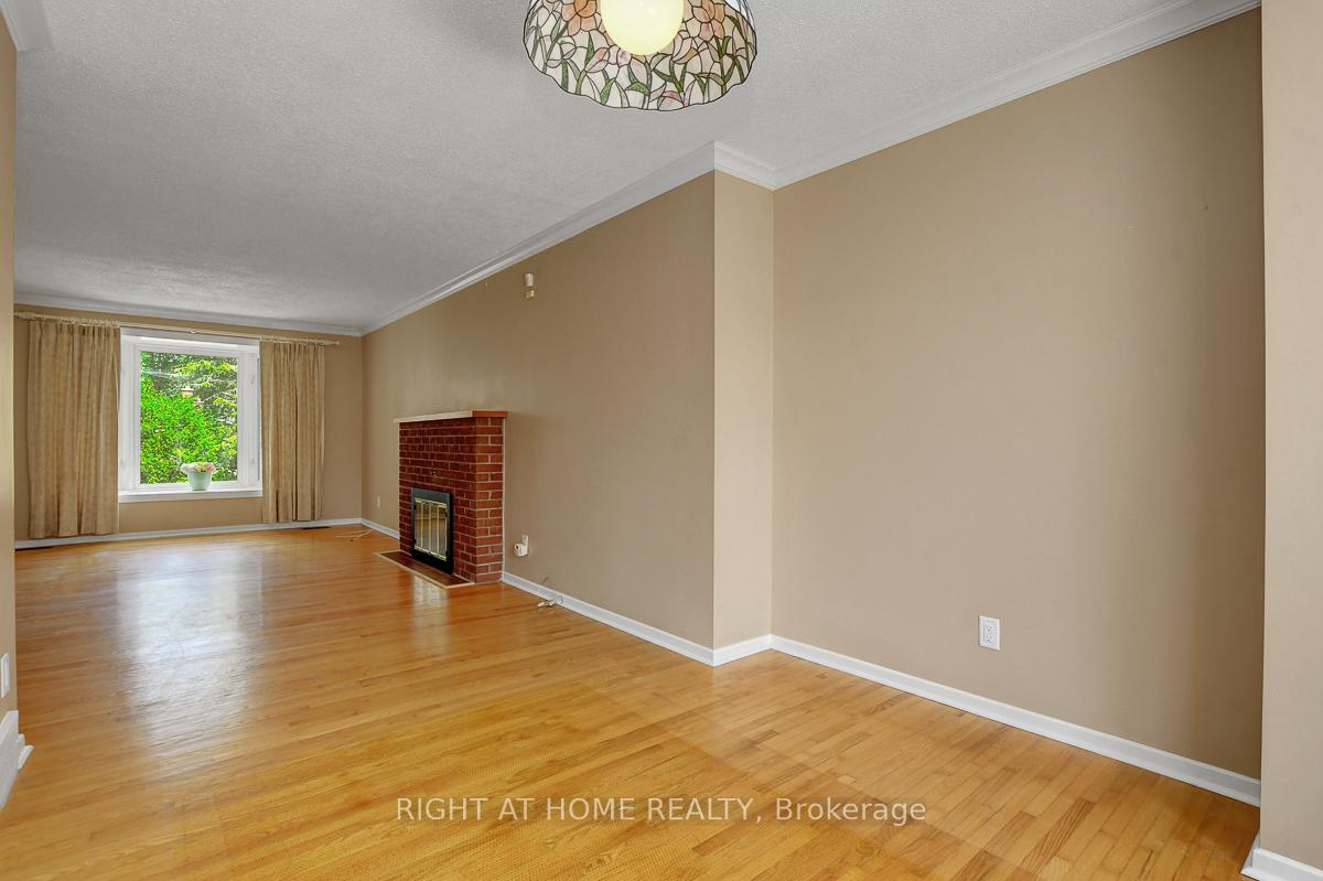 Photo 13 of 18 Courtney Road, Ottawa, Kanata - Glencairn/Hazeldean — HOMEH