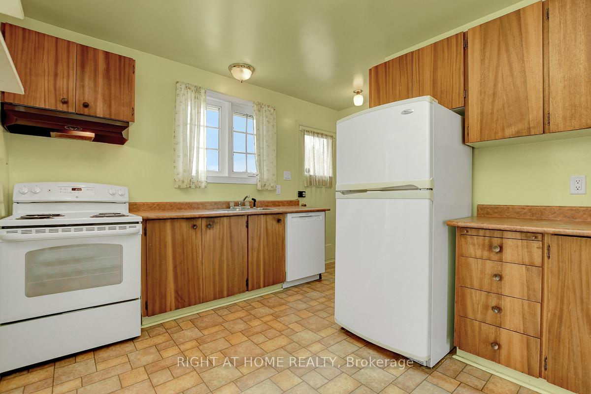Photo 14 of 18 Courtney Road, Ottawa, Kanata - Glencairn/Hazeldean — HOMEH