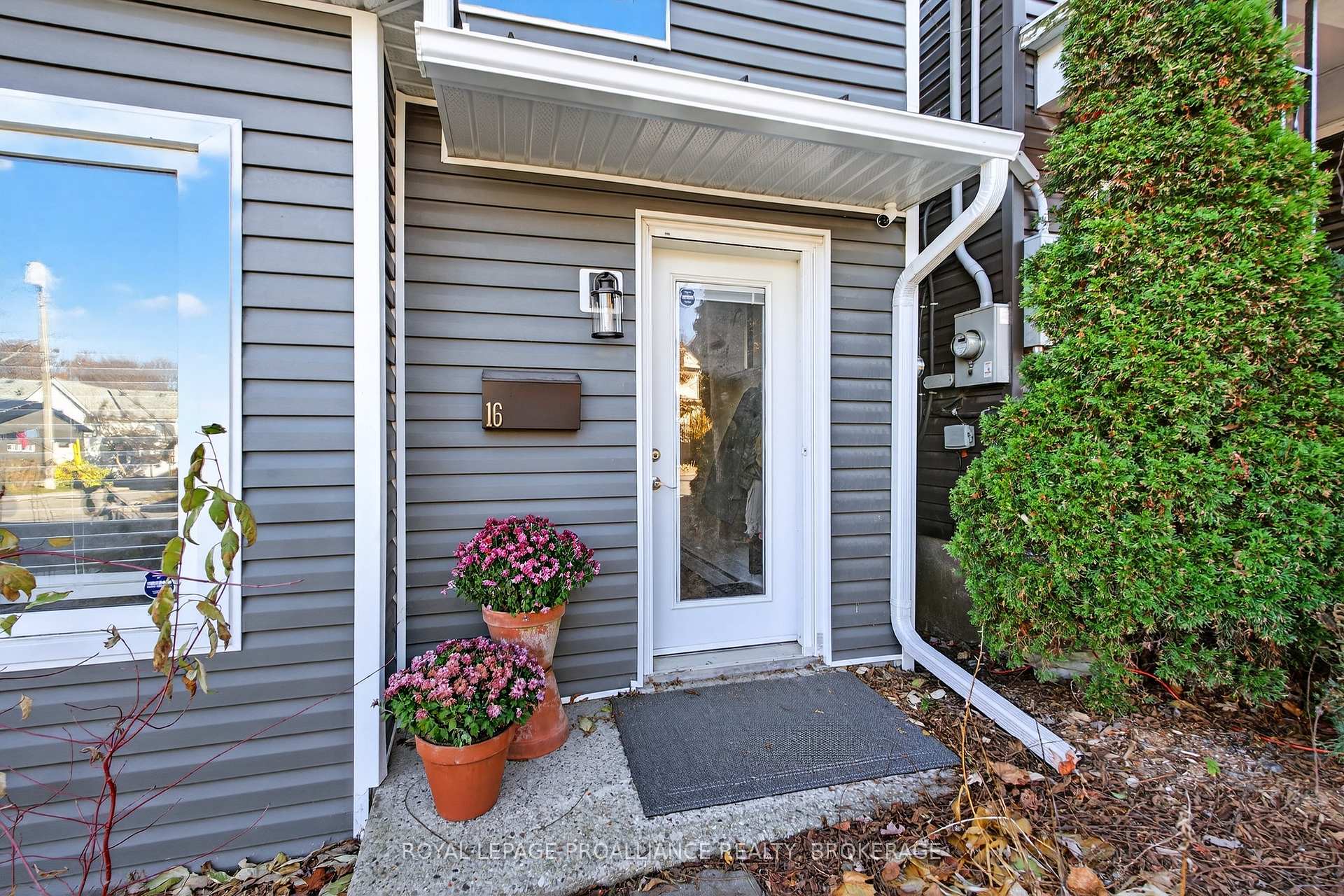 Photo 3 of 16 Pine Street, Kingston, East of Sir John A. Blvd — HOMEH