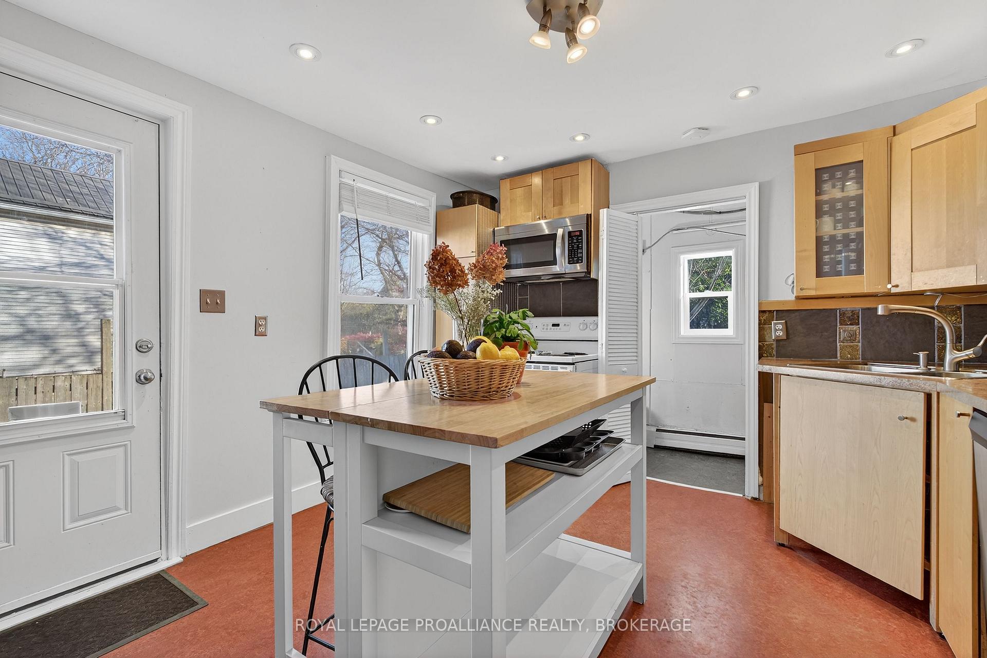 Photo 10 of 16 Pine Street, Kingston, East of Sir John A. Blvd — HOMEH