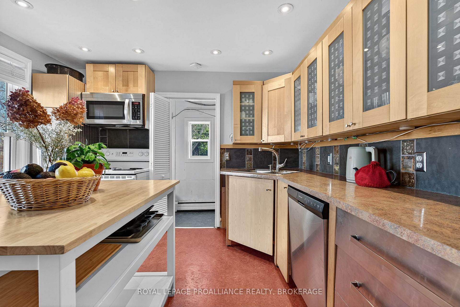 Photo 11 of 16 Pine Street, Kingston, East of Sir John A. Blvd — HOMEH