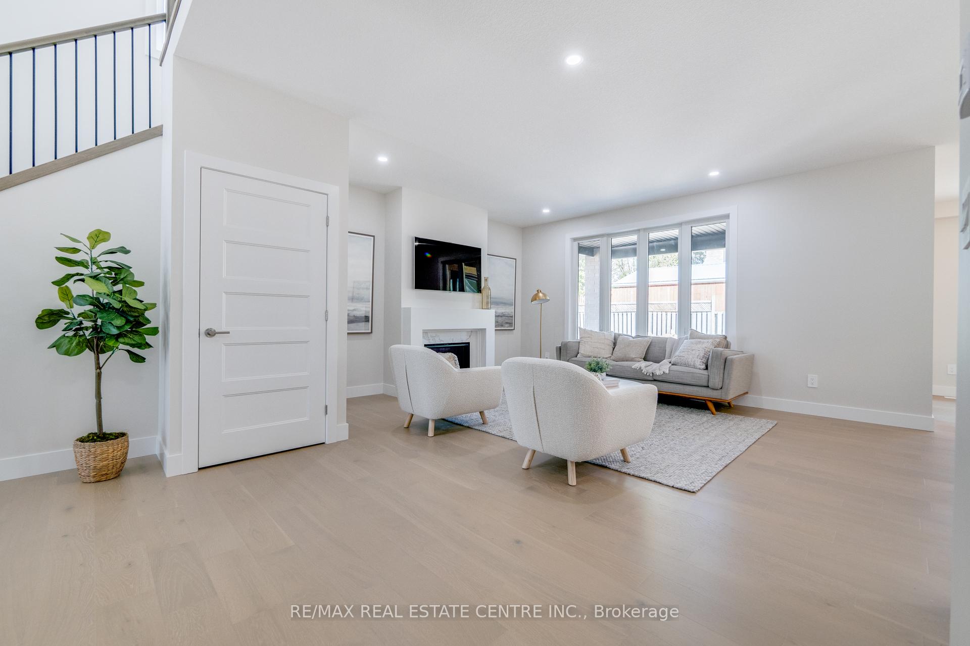 Photo 10 of Unit 4, 7966 Fallon Drive, Lucan Biddulph, Granton — HOMEH