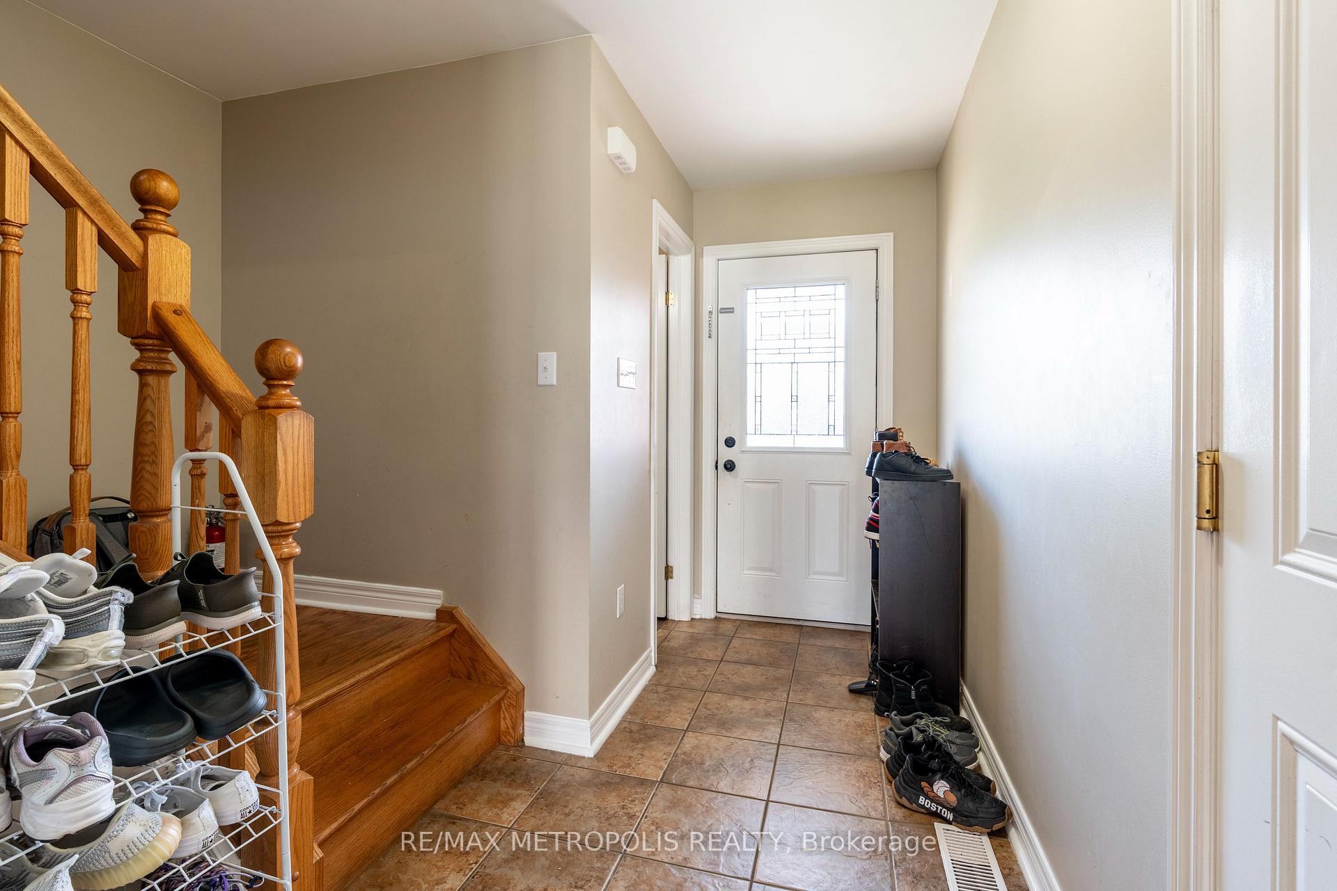 Photo 5 of 324 Colton Circle, Kitchener — HOMEH