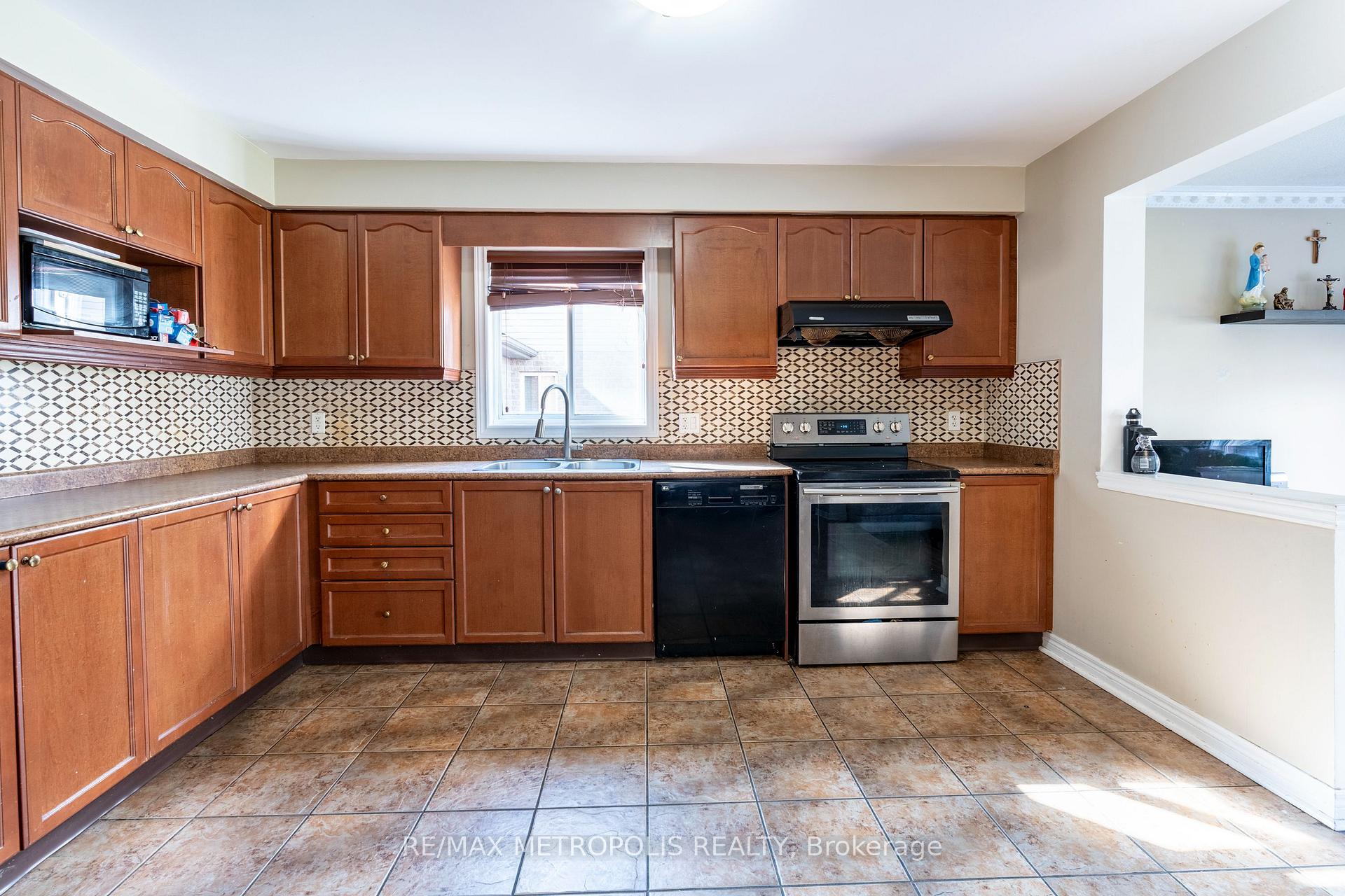 Photo 7 of 324 Colton Circle, Kitchener — HOMEH