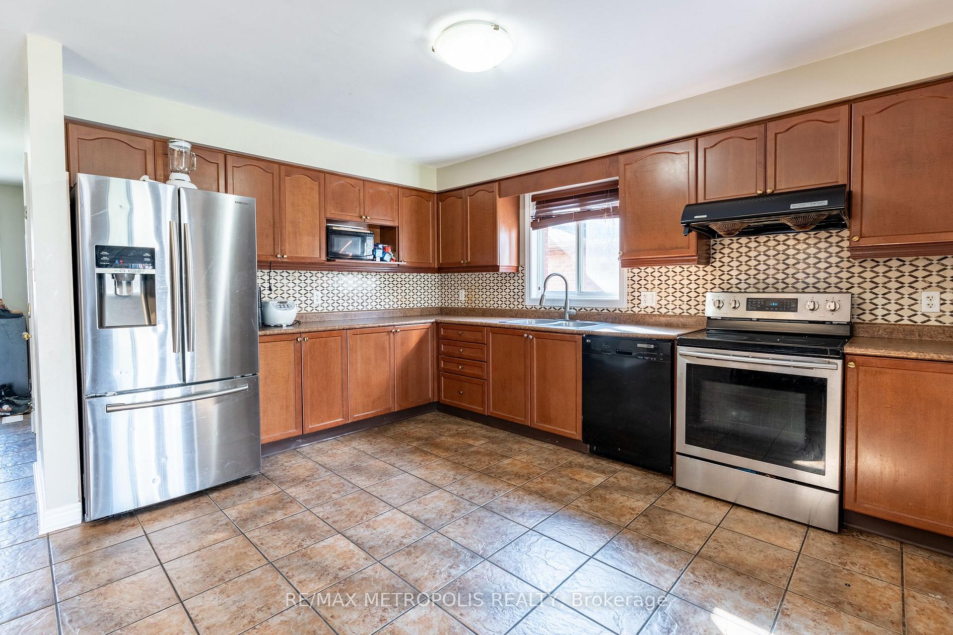 Photo 8 of 324 Colton Circle, Kitchener — HOMEH