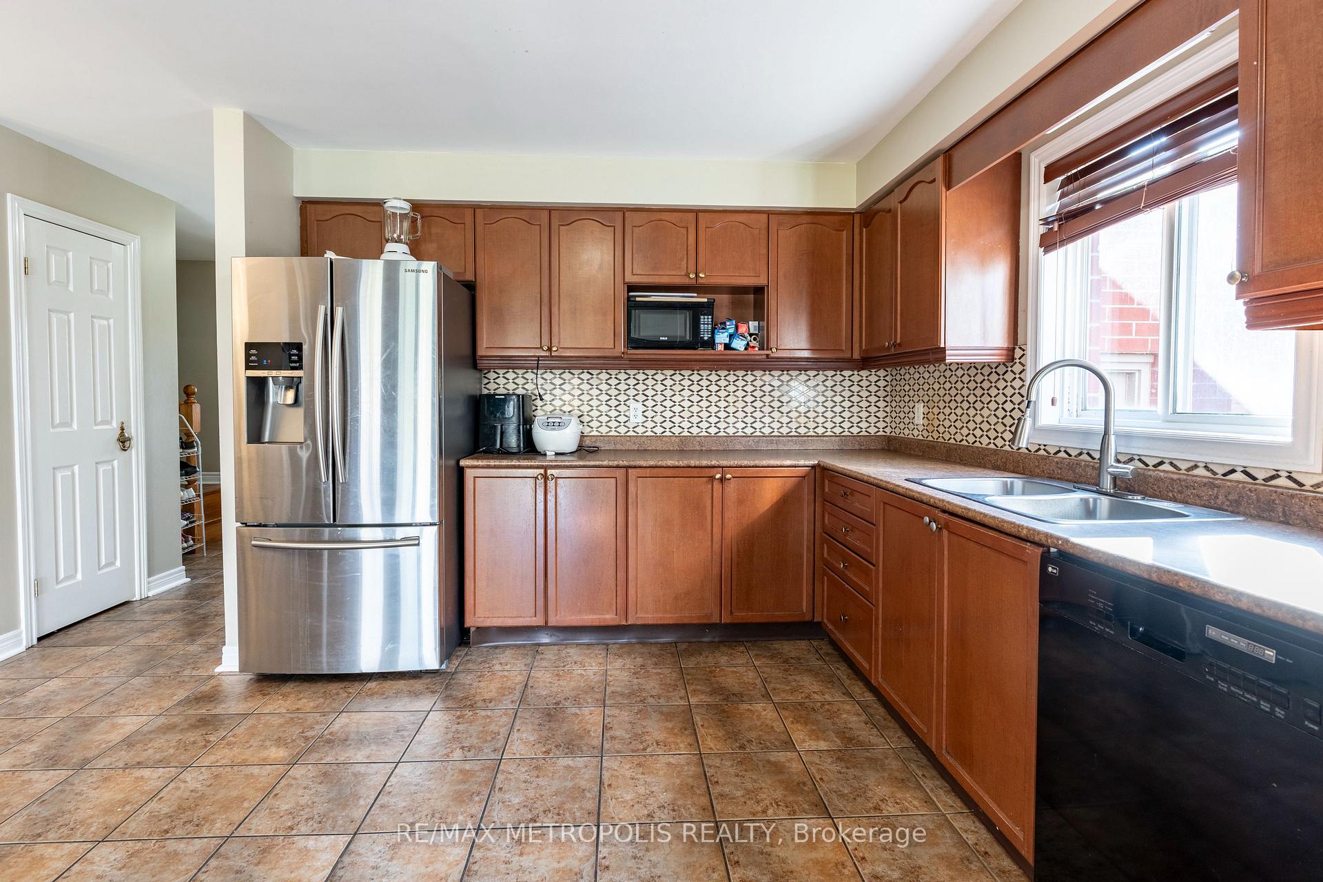 Photo 9 of 324 Colton Circle, Kitchener — HOMEH