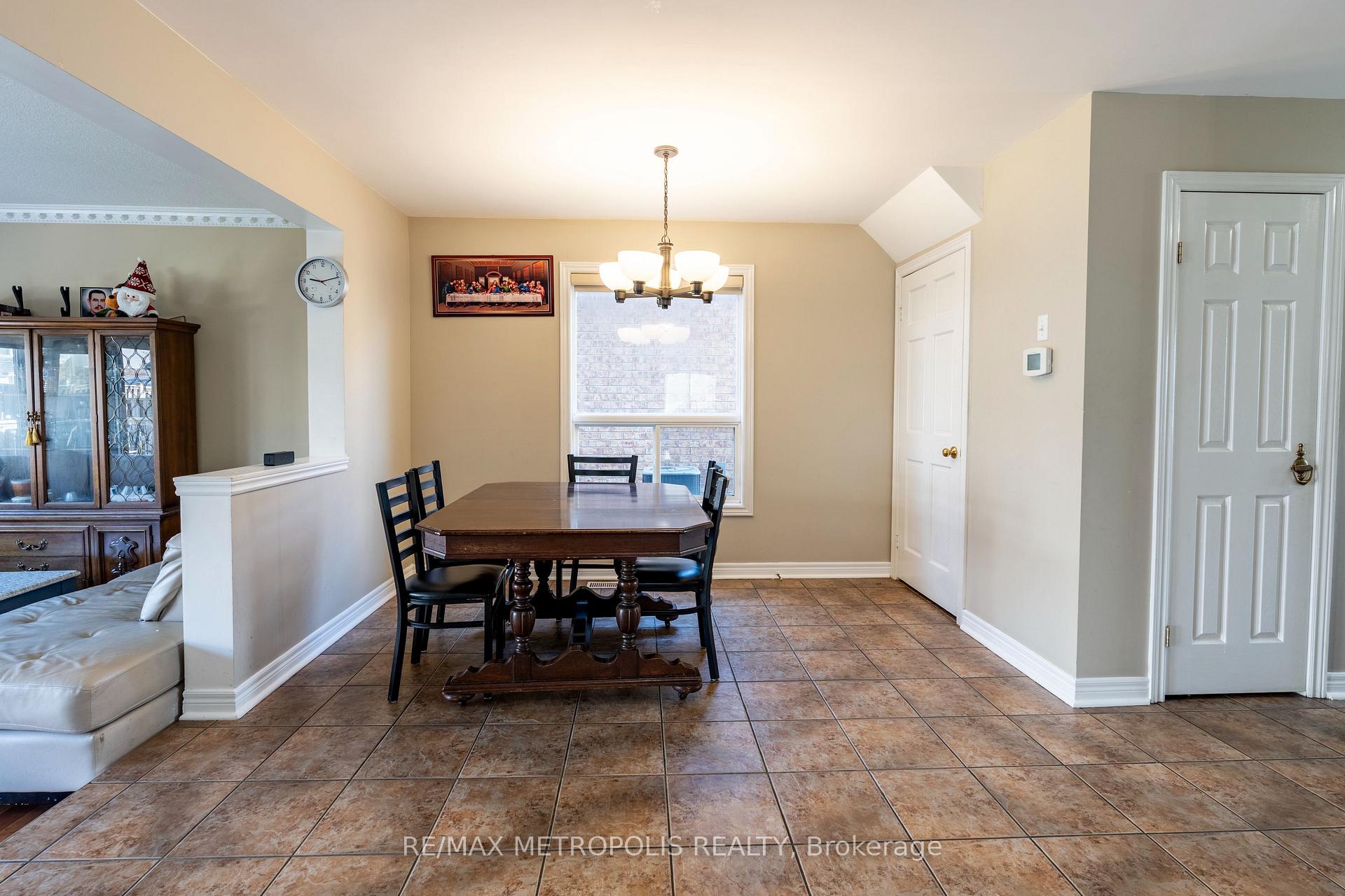 Photo 10 of 324 Colton Circle, Kitchener — HOMEH