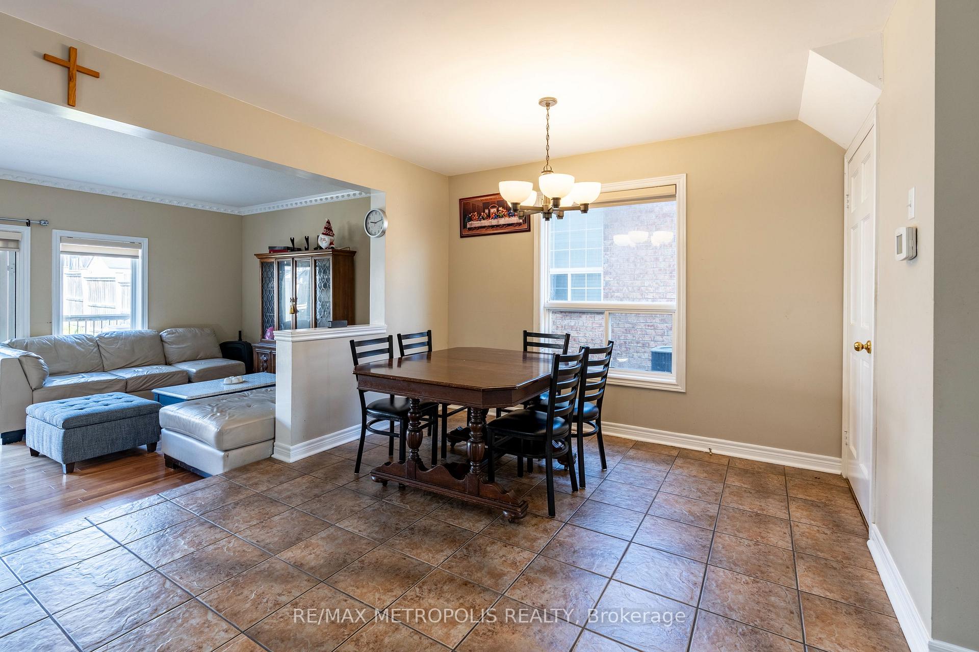 Photo 11 of 324 Colton Circle, Kitchener — HOMEH