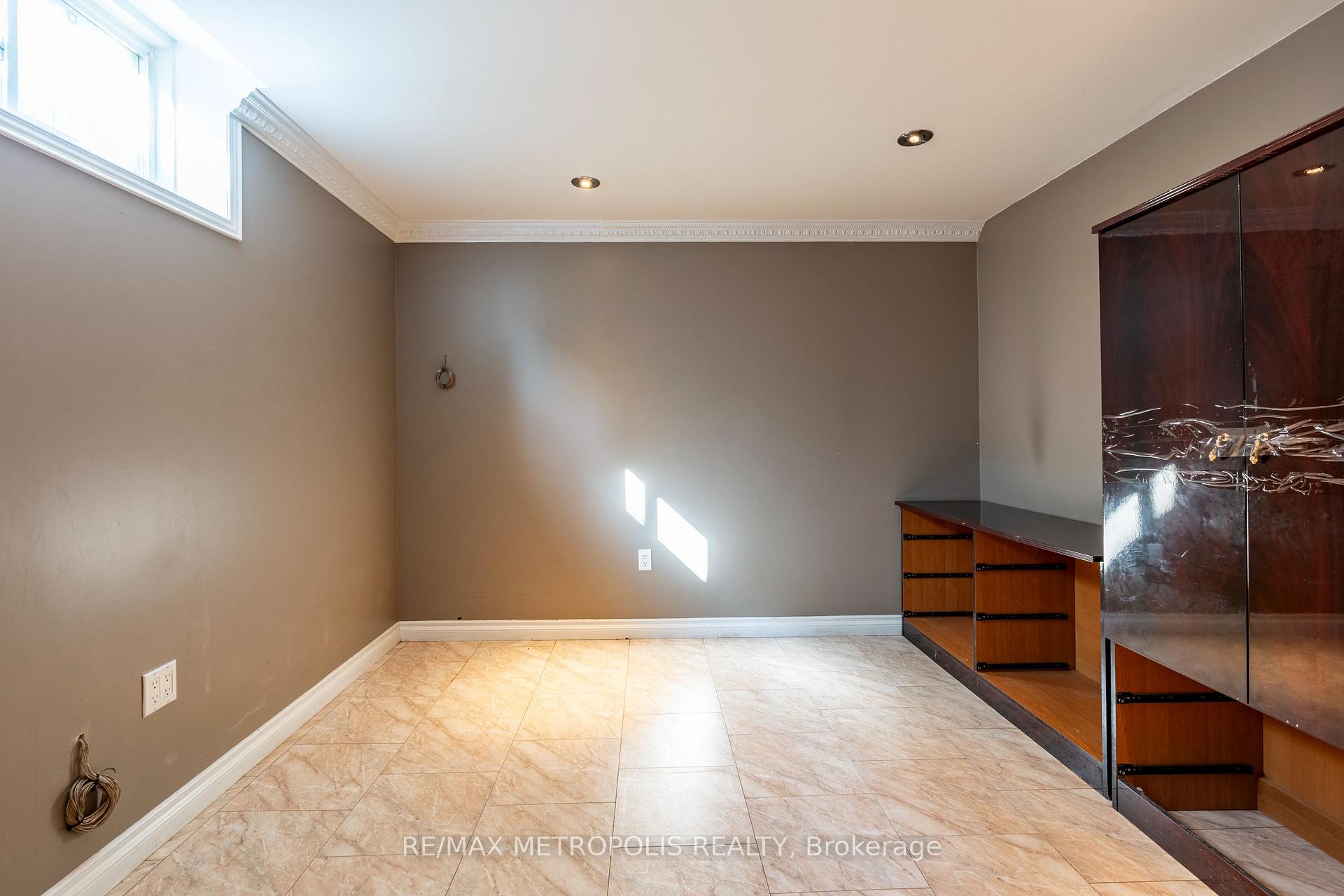 Photo 34 of 324 Colton Circle, Kitchener — HOMEH