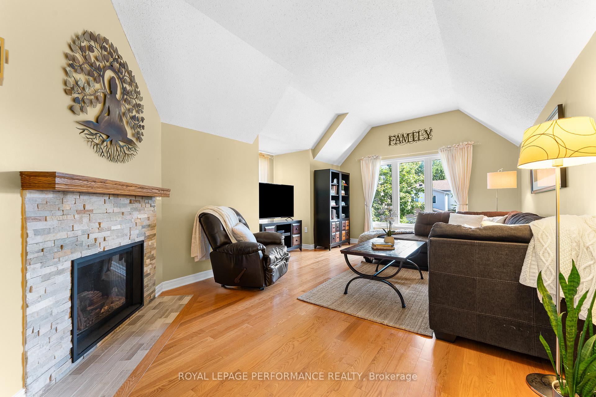 Photo 16 of 102 Shearer Crescent, Ottawa, Kanata - Katimavik — HOMEH