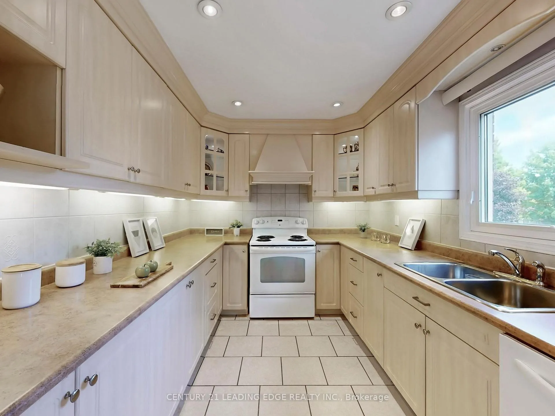 Photo 10 of 547 Village Parkway, Markham, Unionville — HOMEH