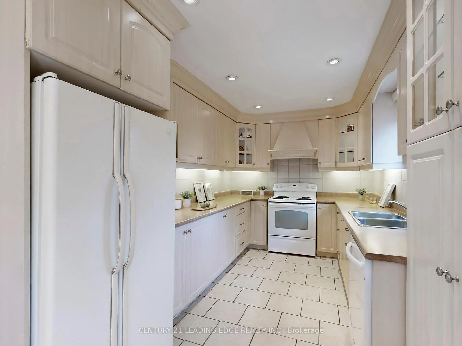 Photo 11 of 547 Village Parkway, Markham, Unionville — HOMEH