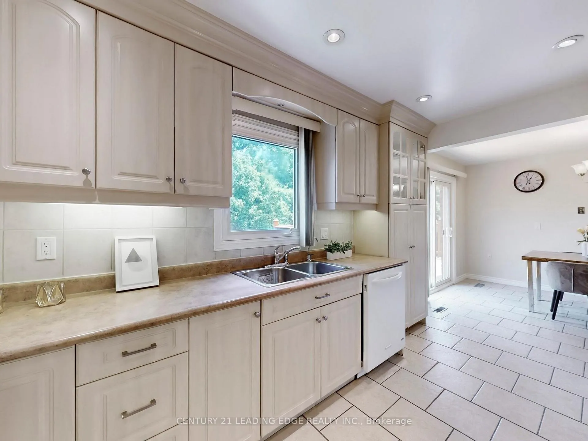 Photo 12 of 547 Village Parkway, Markham, Unionville — HOMEH
