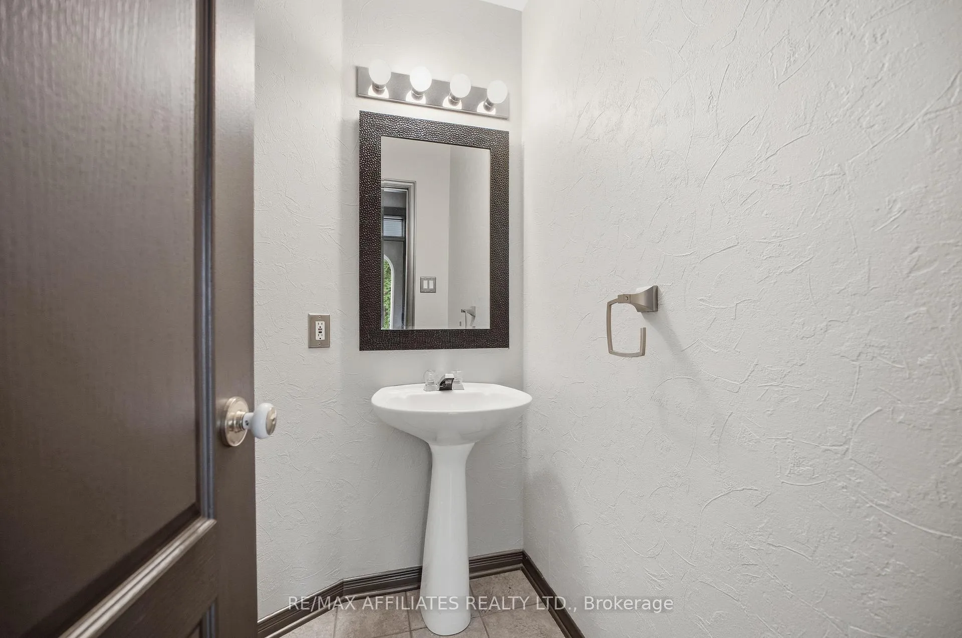 Photo 5 of 137 Hearst Way, Ottawa, Kanata - Katimavik — HOMEH