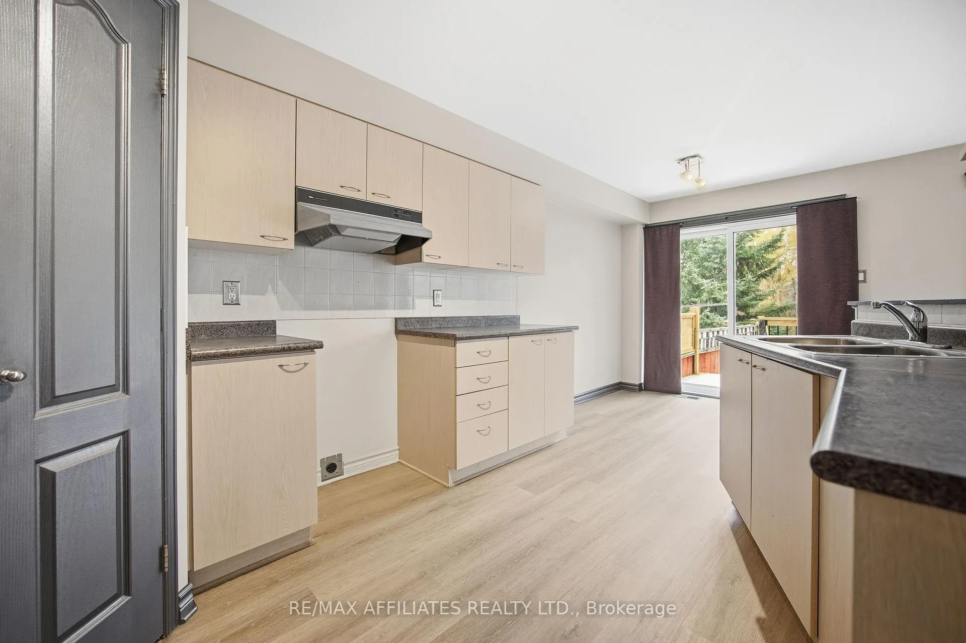 Photo 10 of 137 Hearst Way, Ottawa, Kanata - Katimavik — HOMEH