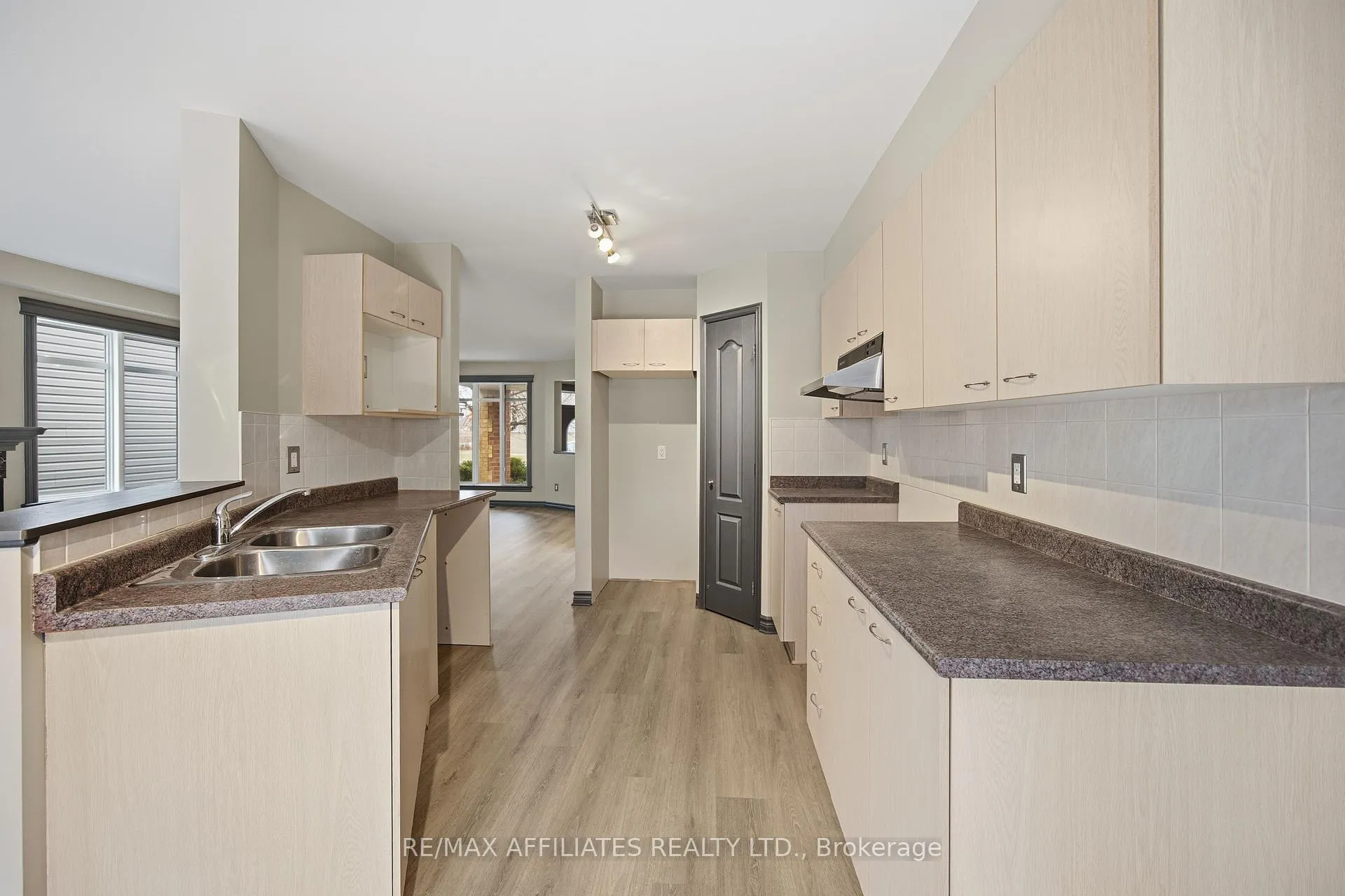 Photo 11 of 137 Hearst Way, Ottawa, Kanata - Katimavik — HOMEH