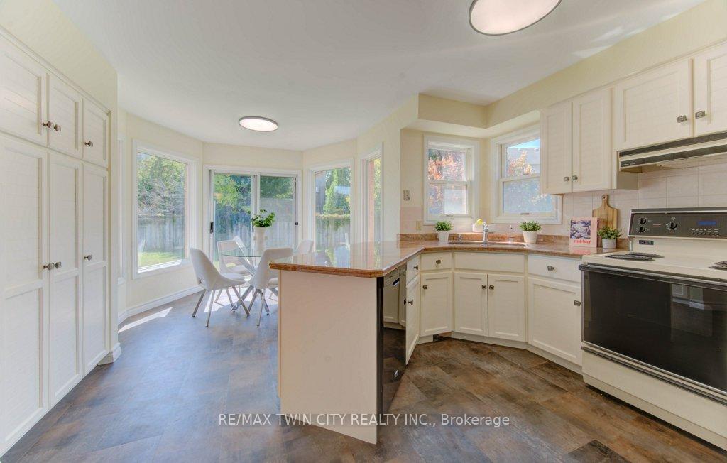 Photo 9 of 53 Lynnvalley Crescent, Kitchener — HOMEH