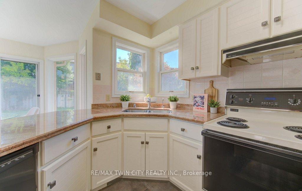 Photo 13 of 53 Lynnvalley Crescent, Kitchener — HOMEH