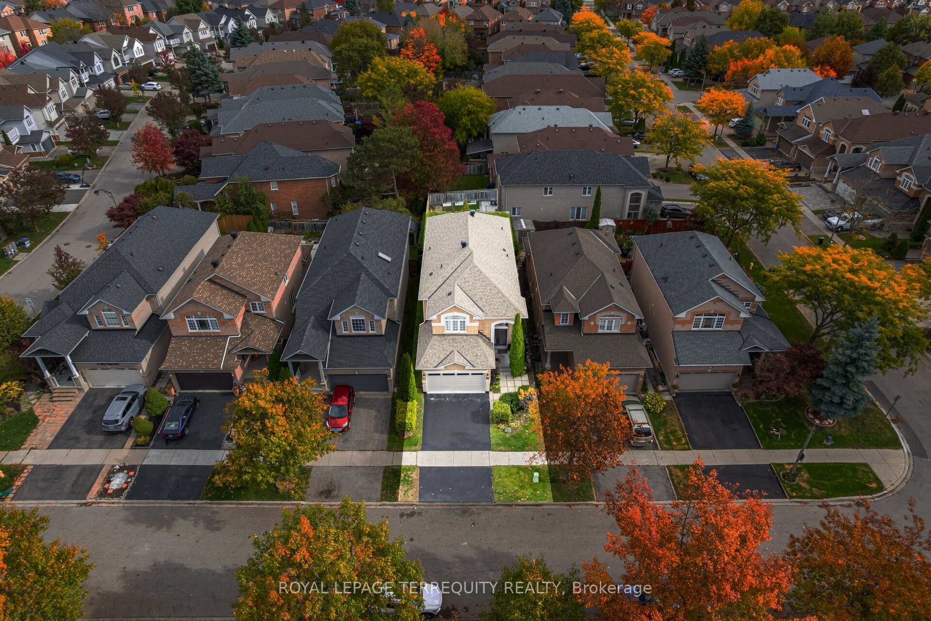 Photo 2 of 43 Black Walnut Drive, Markham, Legacy — HOMEH