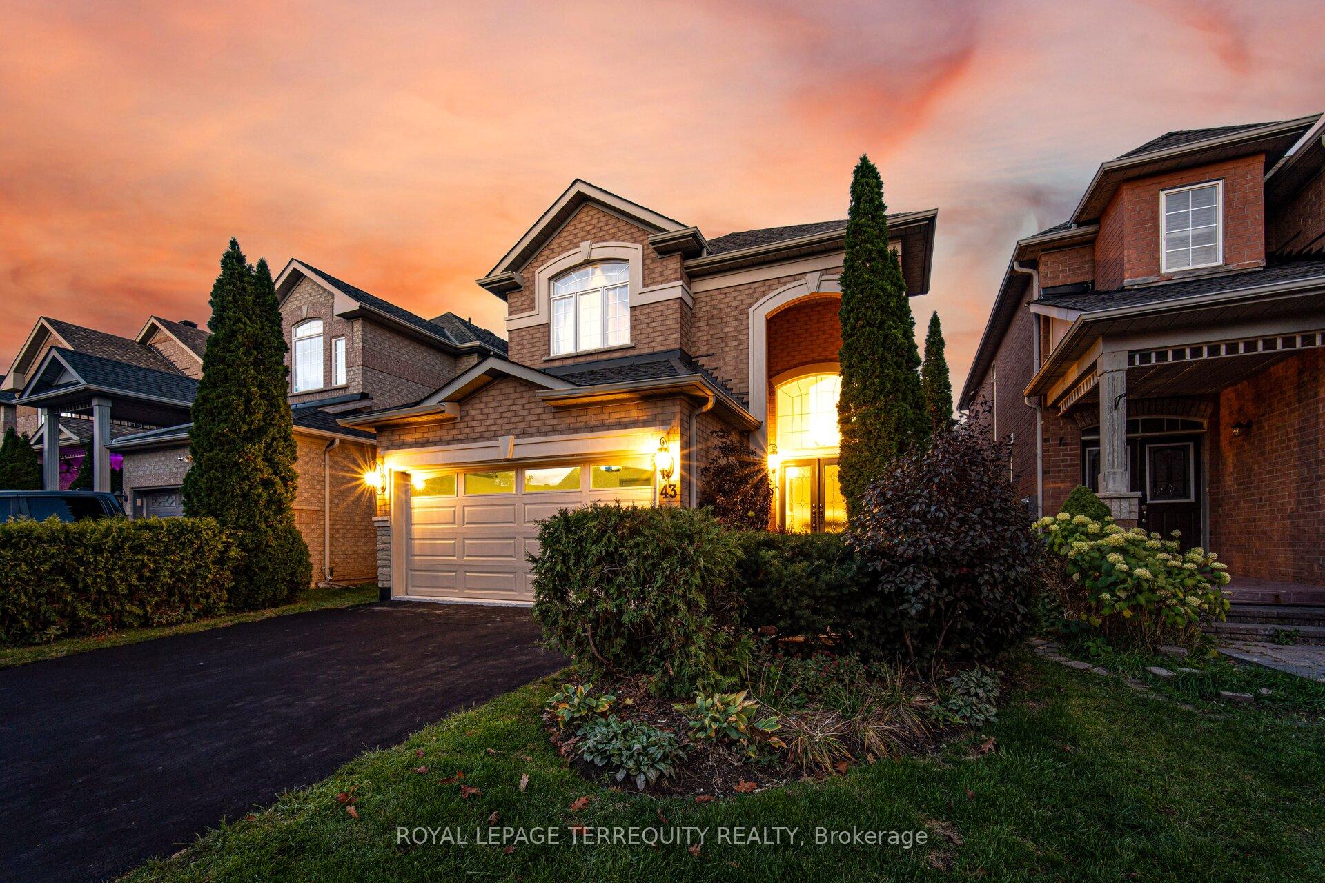 Photo 3 of 43 Black Walnut Drive, Markham, Legacy — HOMEH