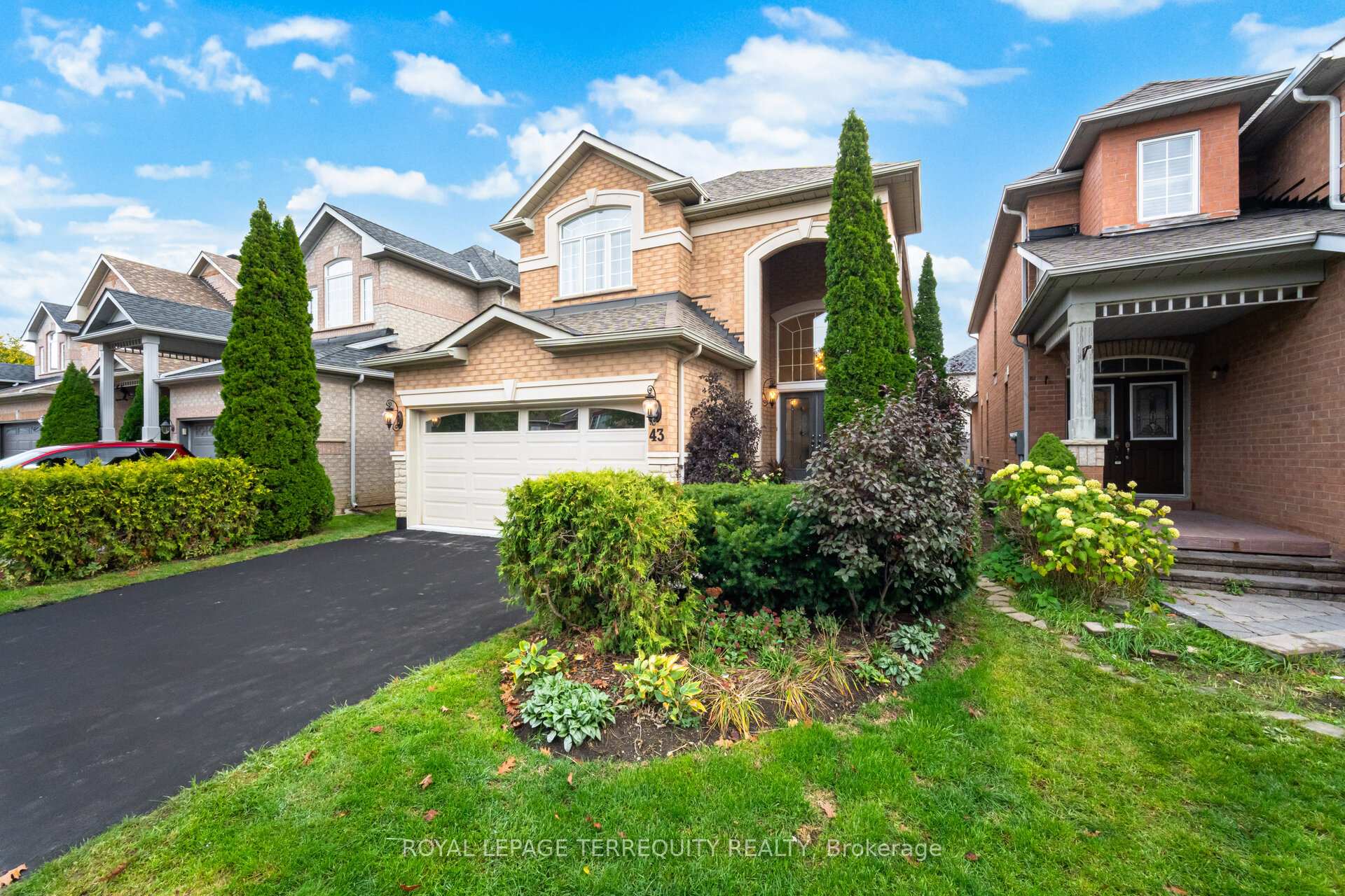 Photo 4 of 43 Black Walnut Drive, Markham, Legacy — HOMEH