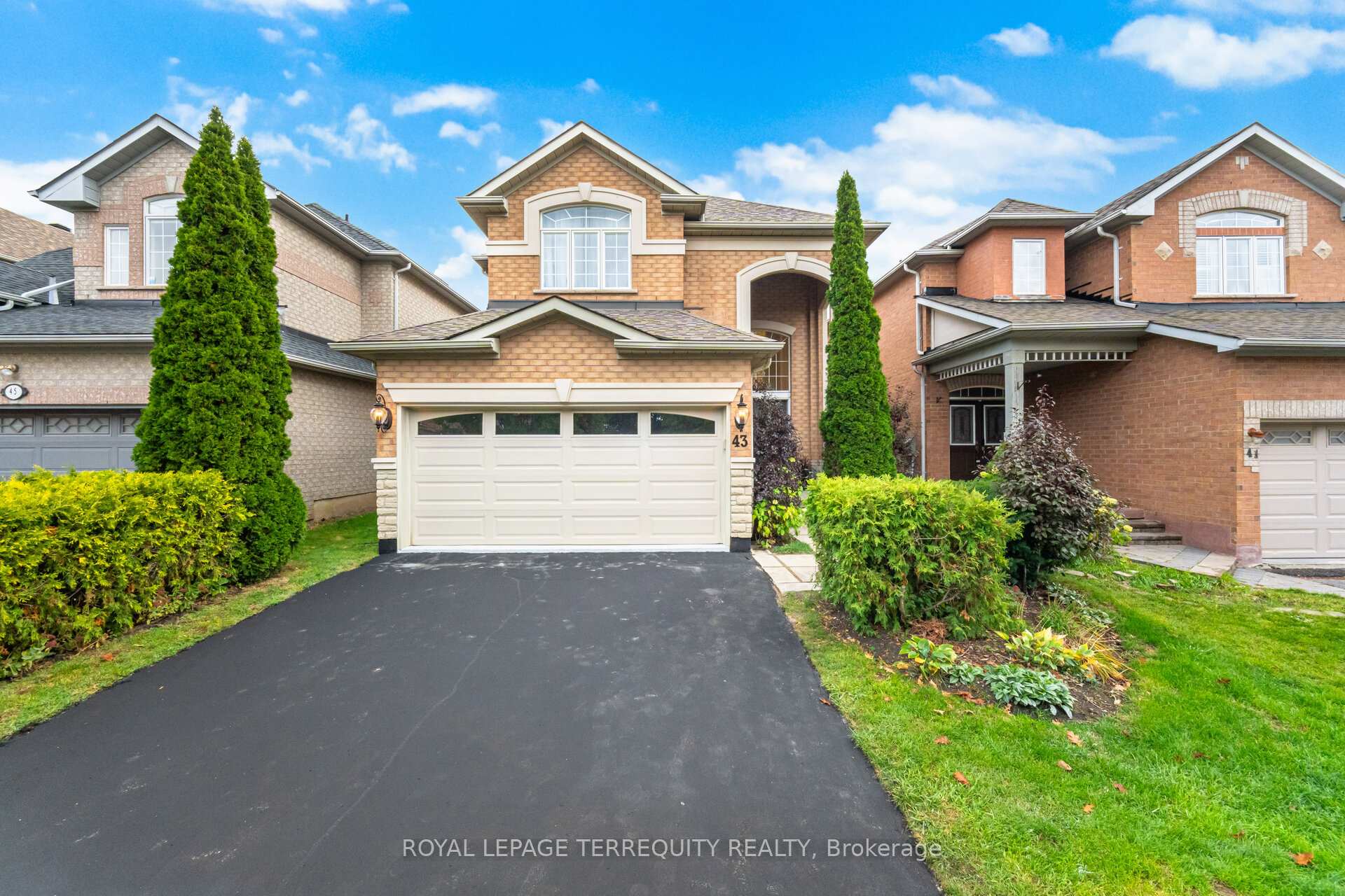 Photo 5 of 43 Black Walnut Drive, Markham, Legacy — HOMEH