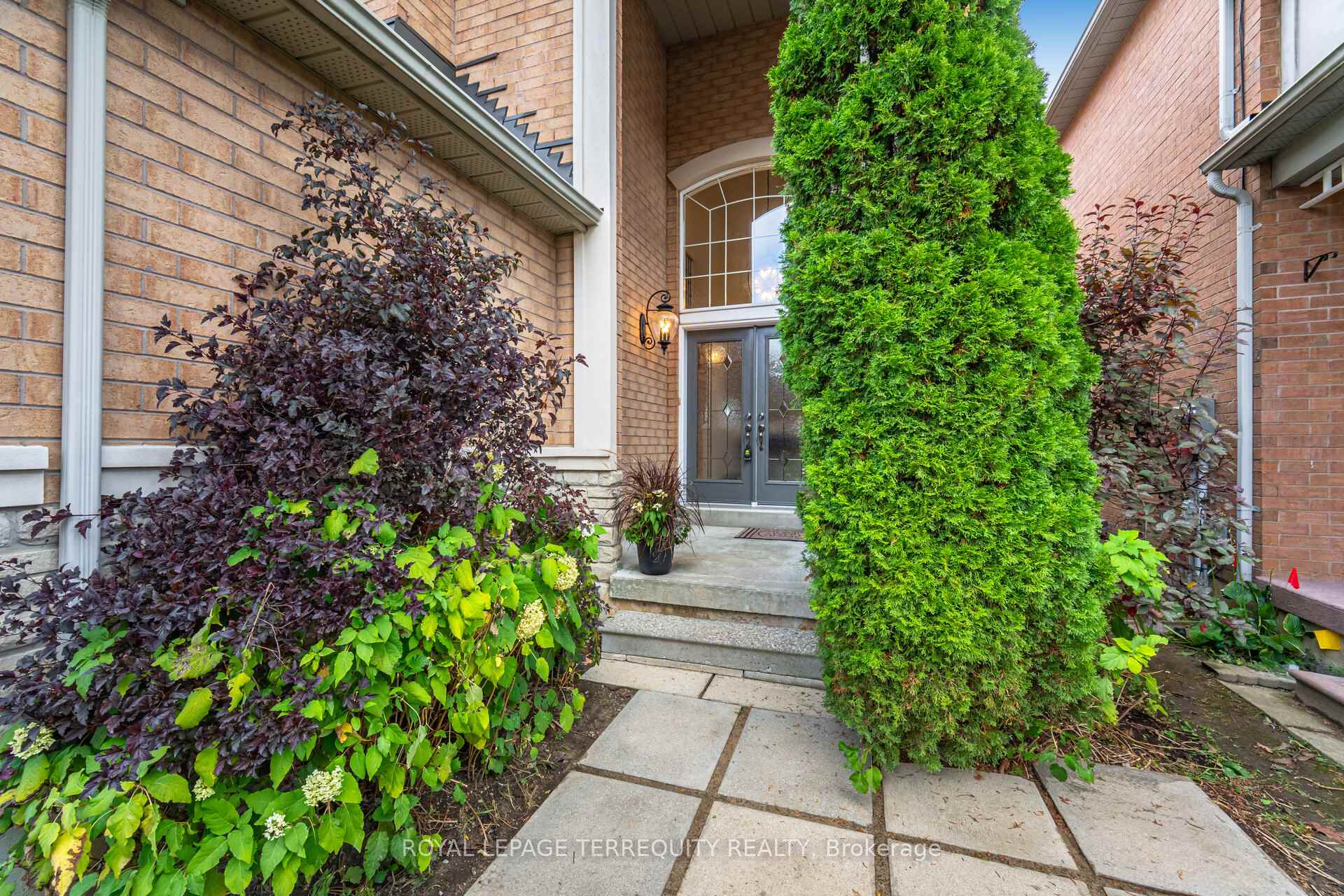 Photo 6 of 43 Black Walnut Drive, Markham, Legacy — HOMEH
