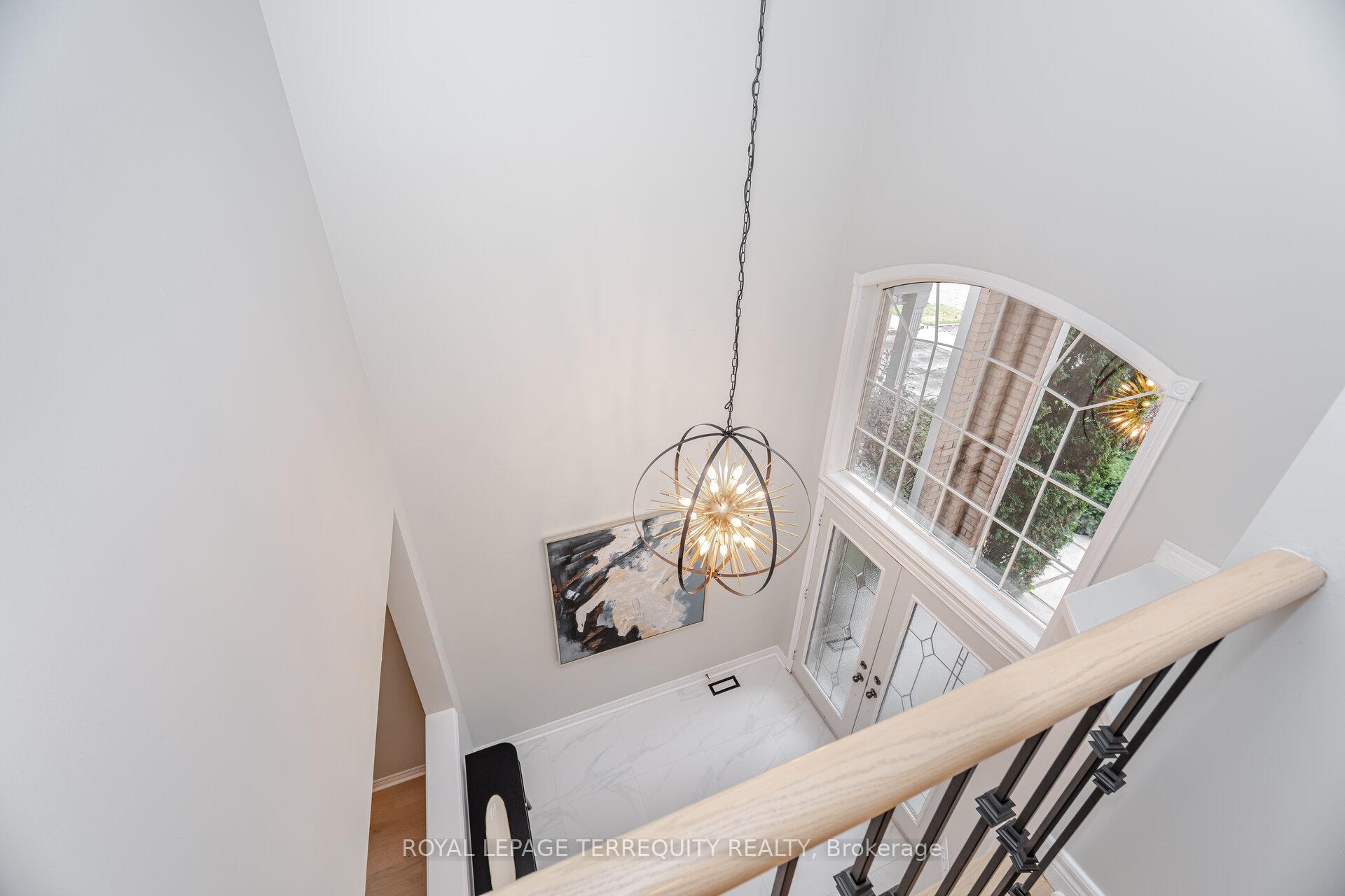 Photo 7 of 43 Black Walnut Drive, Markham, Legacy — HOMEH
