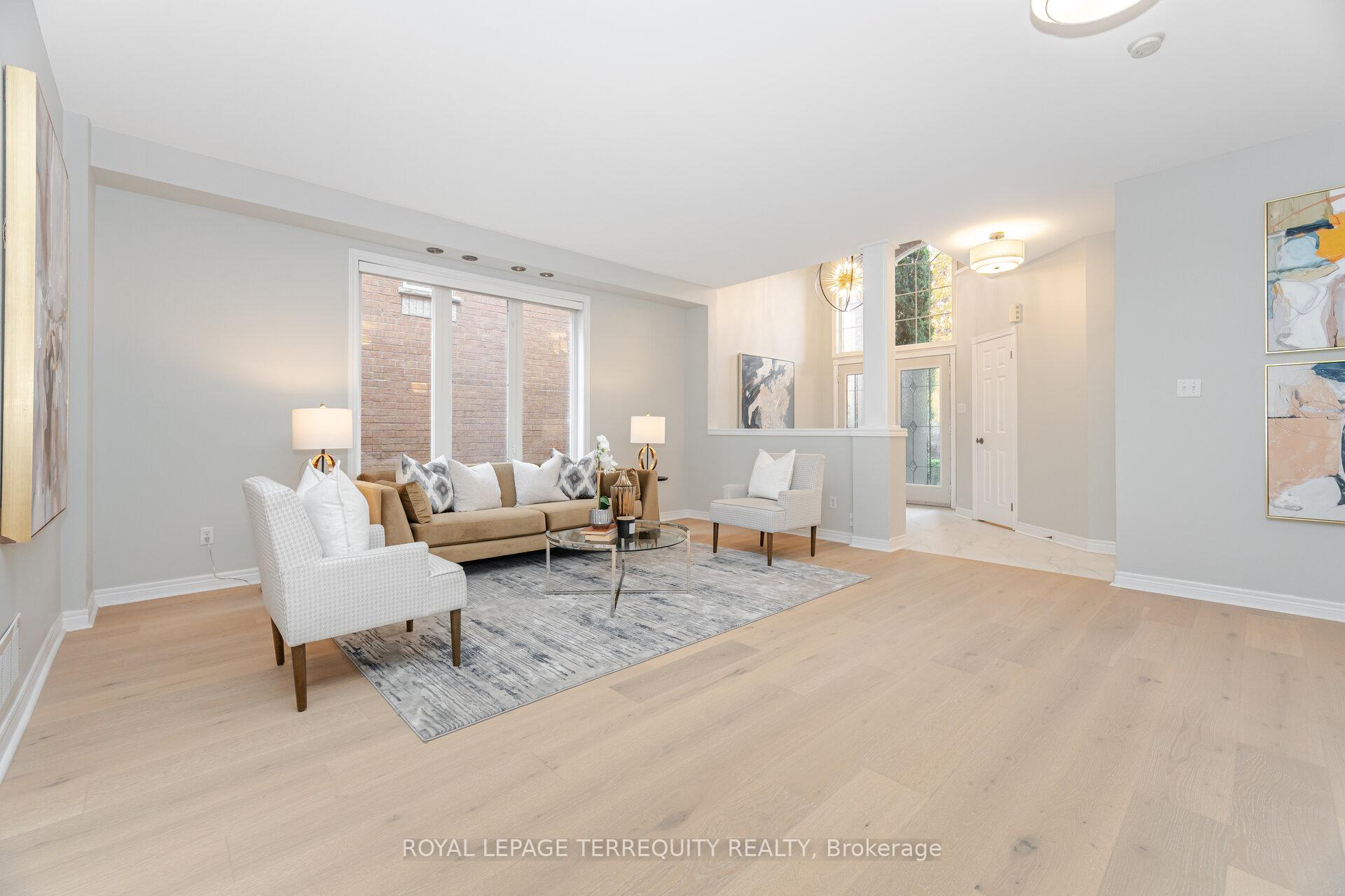 Photo 10 of 43 Black Walnut Drive, Markham, Legacy — HOMEH