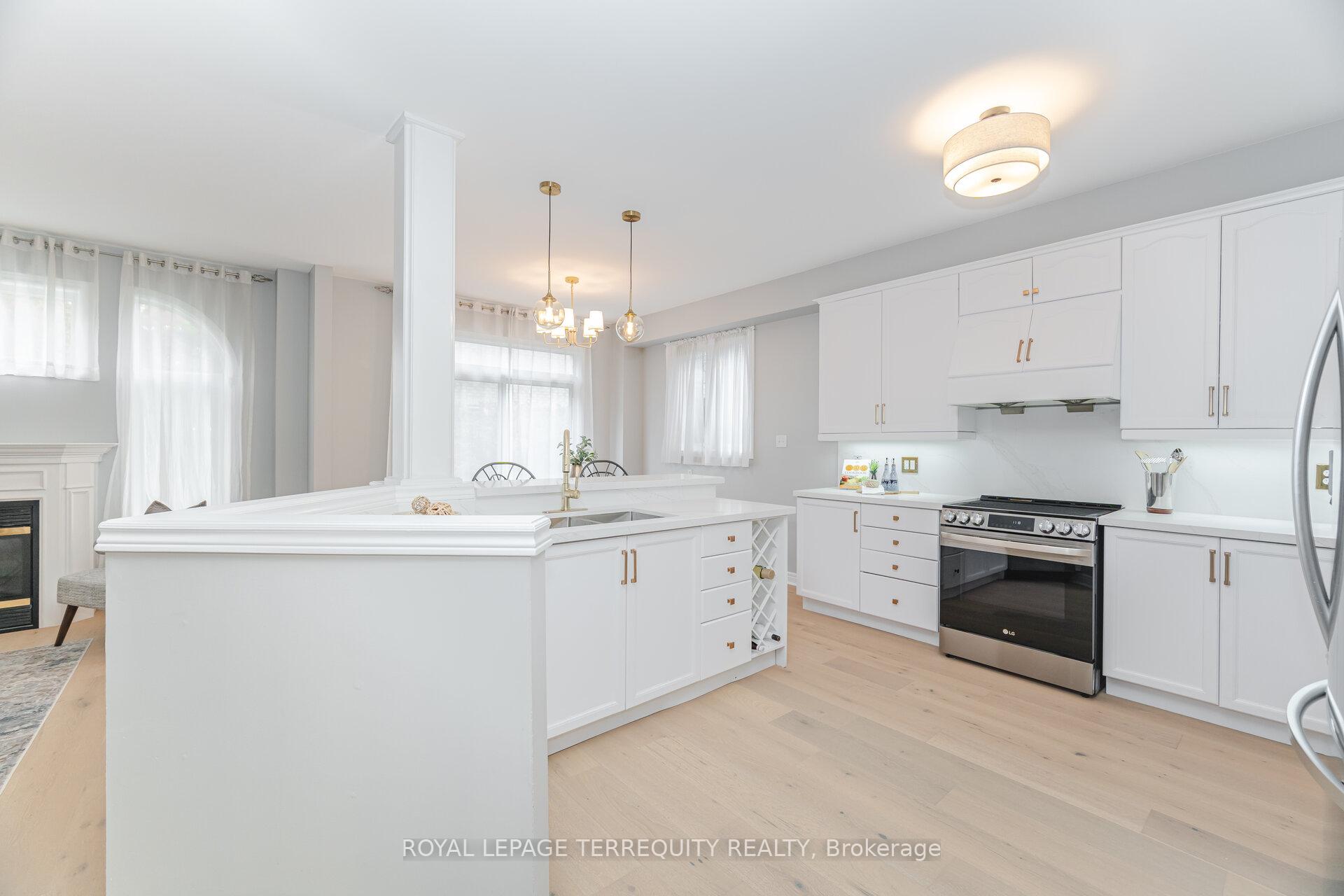 Photo 16 of 43 Black Walnut Drive, Markham, Legacy — HOMEH
